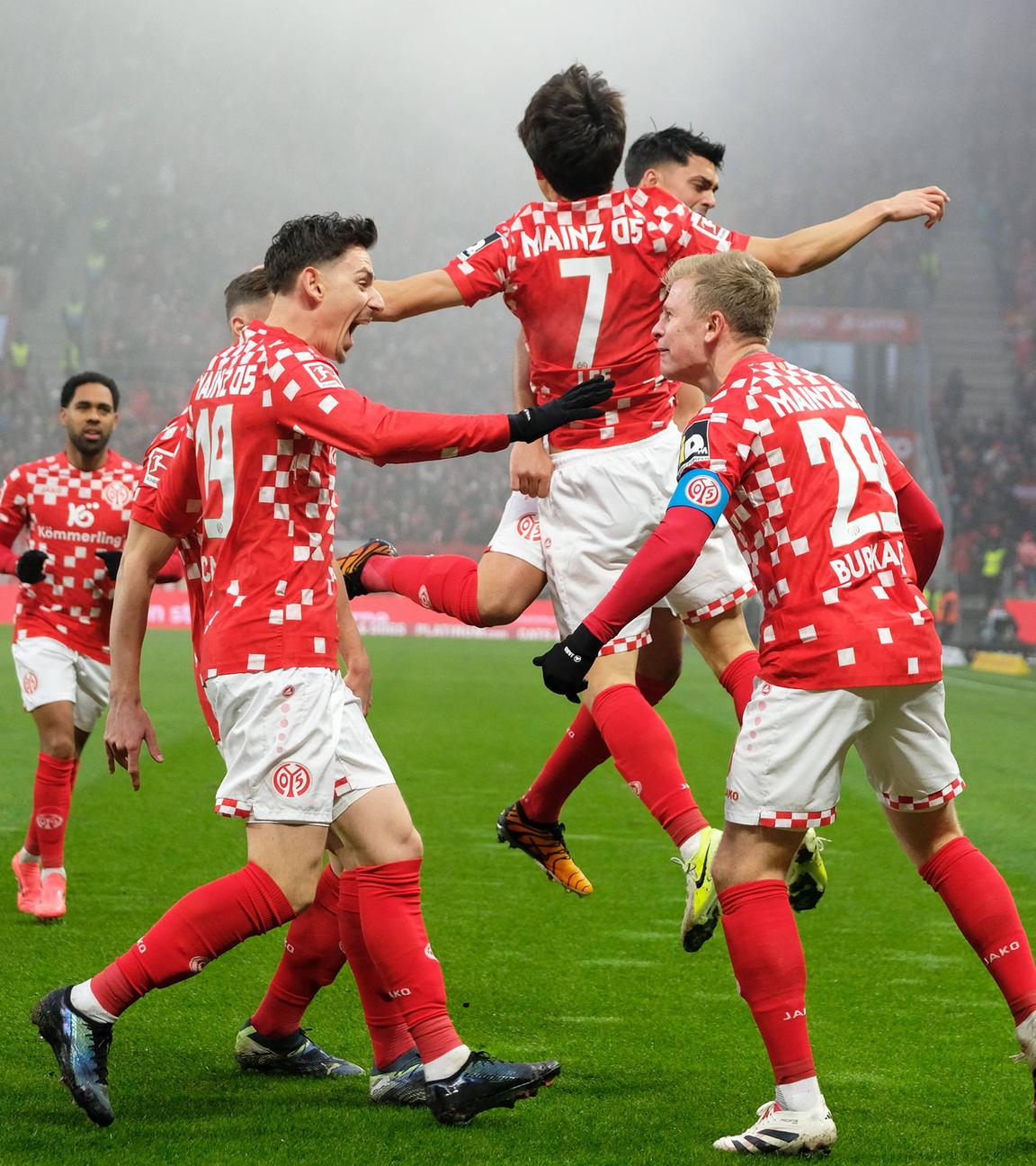 Jonathan Burkardt von Mainz 05 jubelt mit seiner Mannschaft nach seinem Tor gegen Hoffenheim.