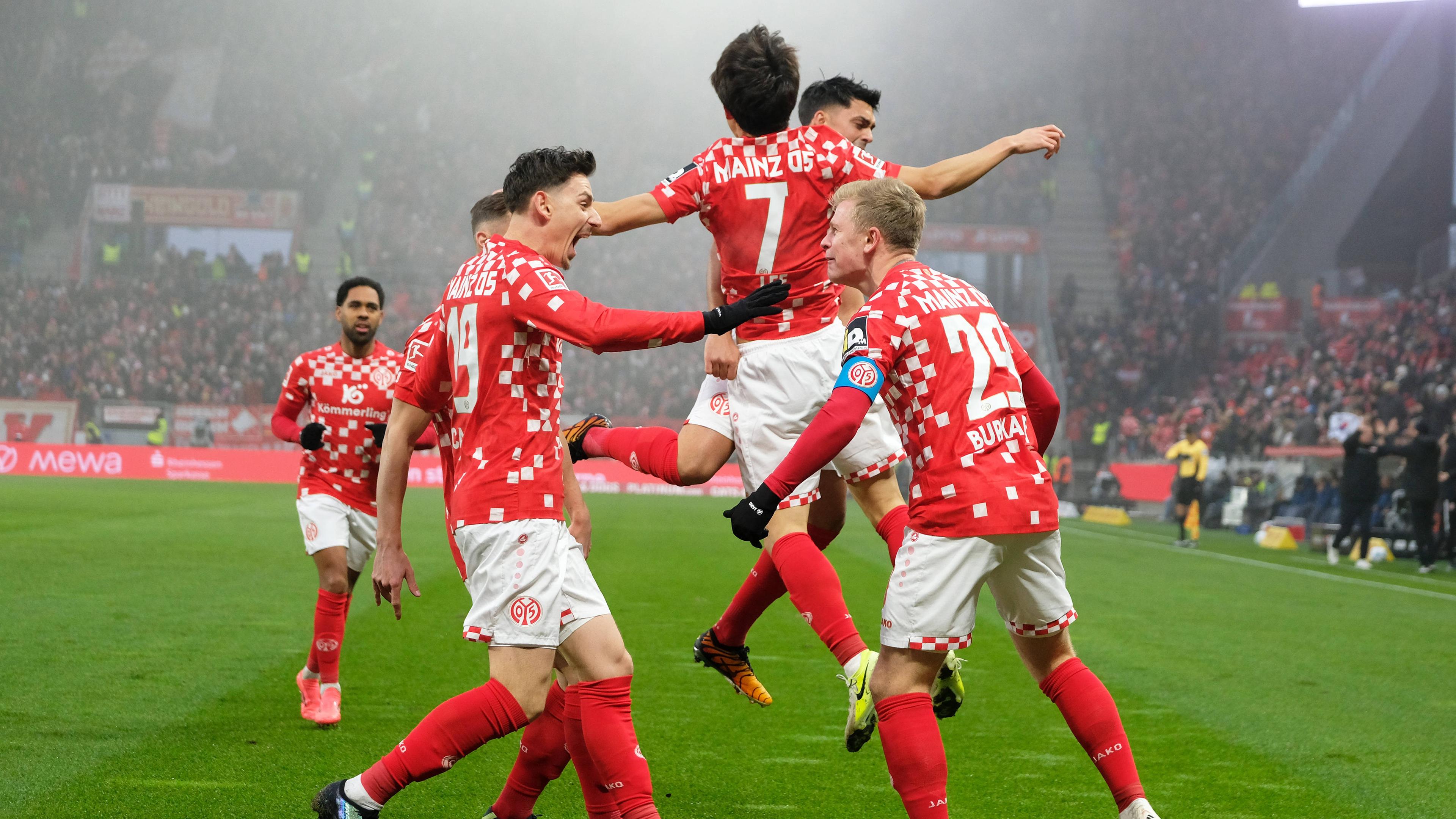 Jonathan Burkardt von Mainz 05 jubelt mit seiner Mannschaft nach seinem Tor gegen Hoffenheim.