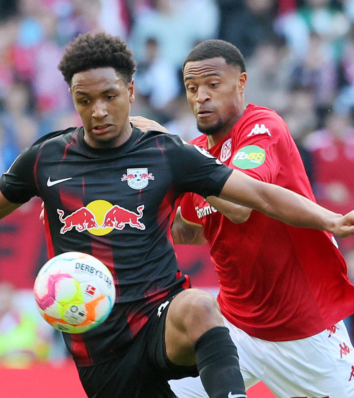 08.10.2022, Mainz: Abdou Diallo (RB Leipzig) und Delano Burgzorg (Mainz) im Zweikampf