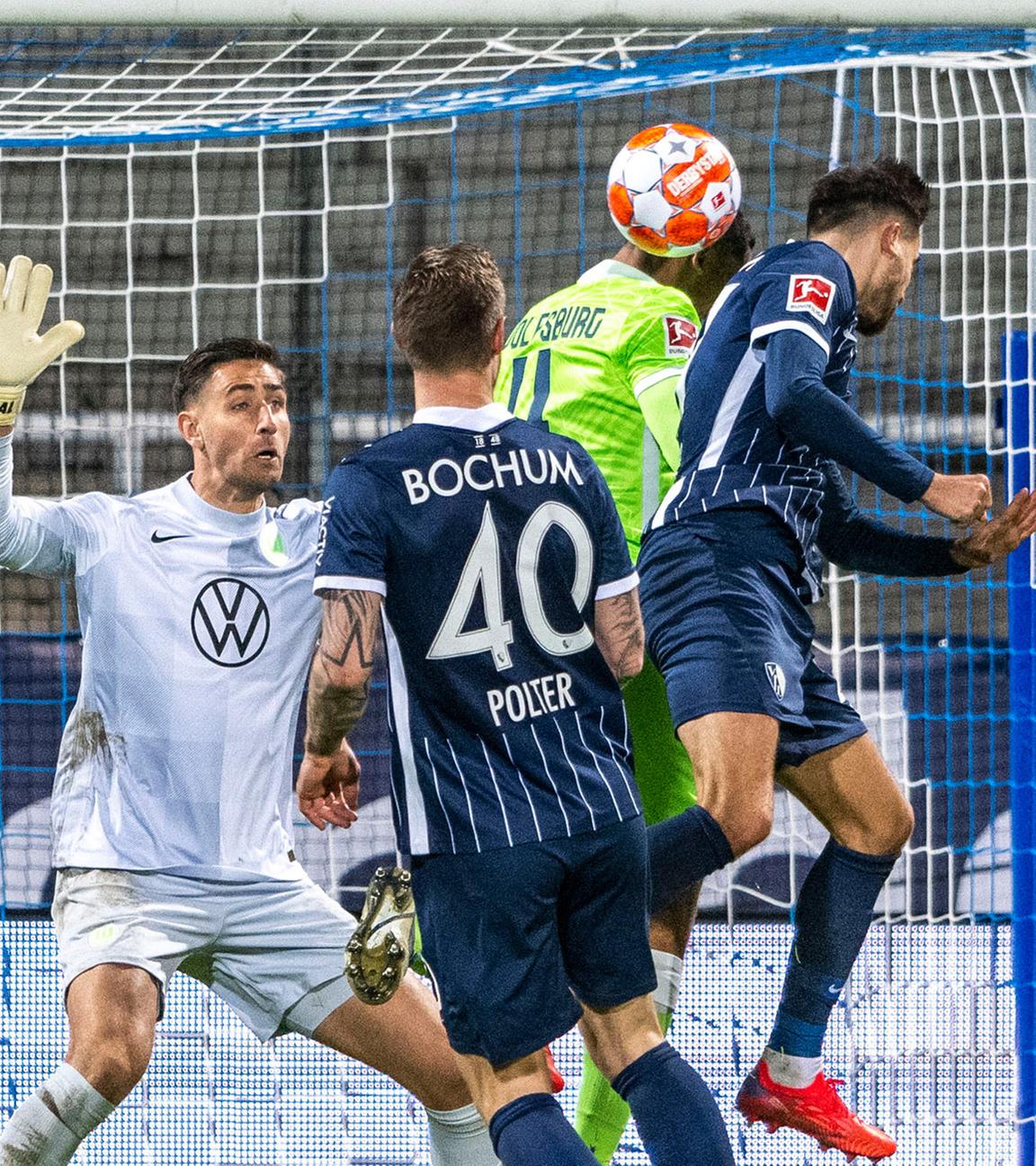 09.01.2022, Nordrhein-Westfalen, Bochum, fL Bochum gegen VfL Wolfsburg, Vonovia Ruhrstadion, Milos Pantovic (r) macht das Tor zum 1:0.