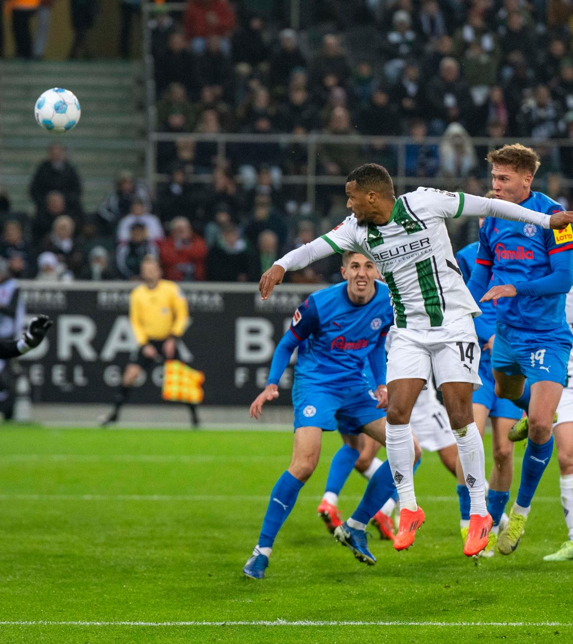 Gladbachs Alassane Plea erzielt das Tor zum 3:1 gegen Holstein Kiel mit einem Kopfball.