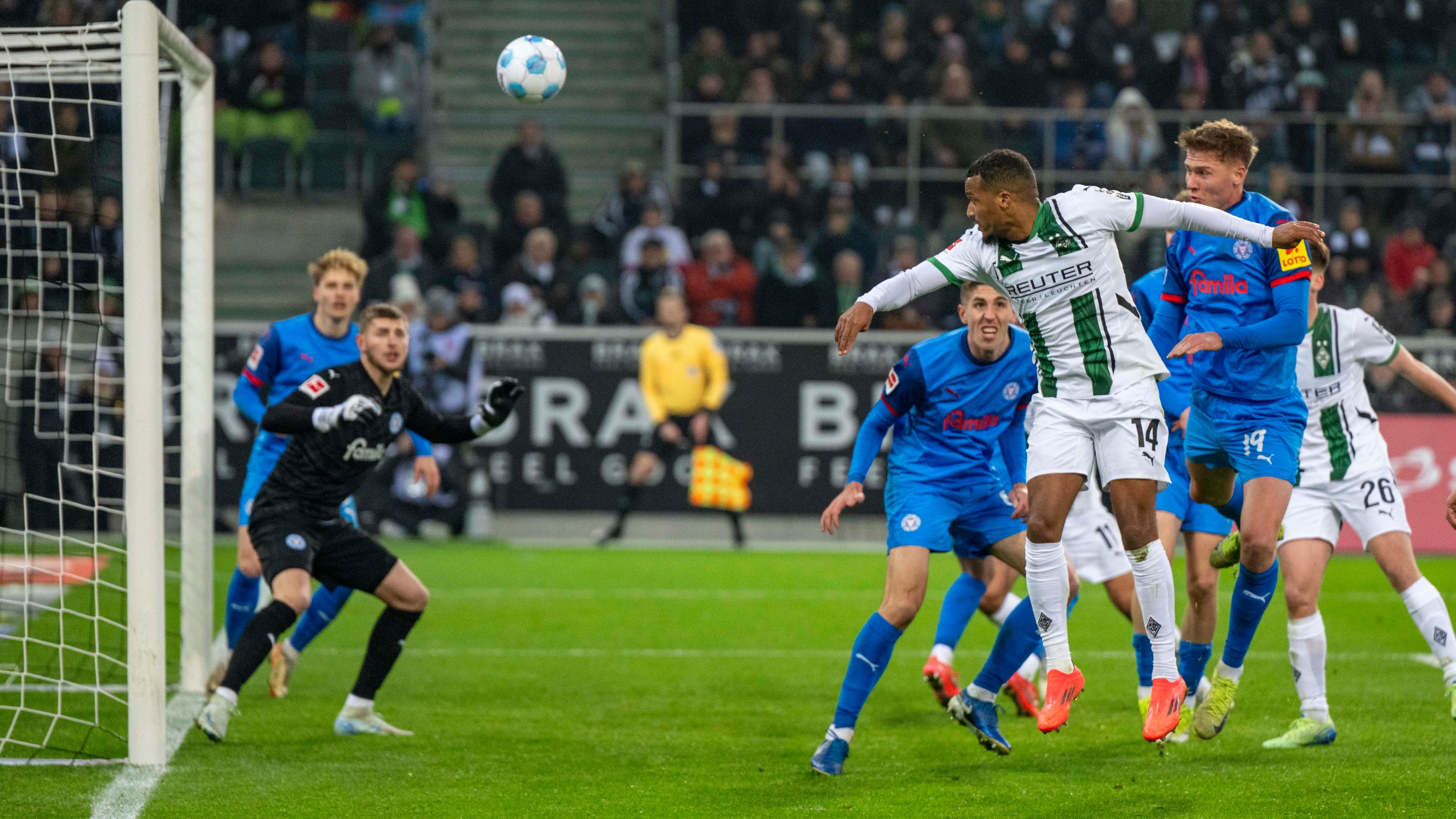 Gladbachs Alassane Plea erzielt das Tor zum 3:1 gegen Holstein Kiel mit einem Kopfball.