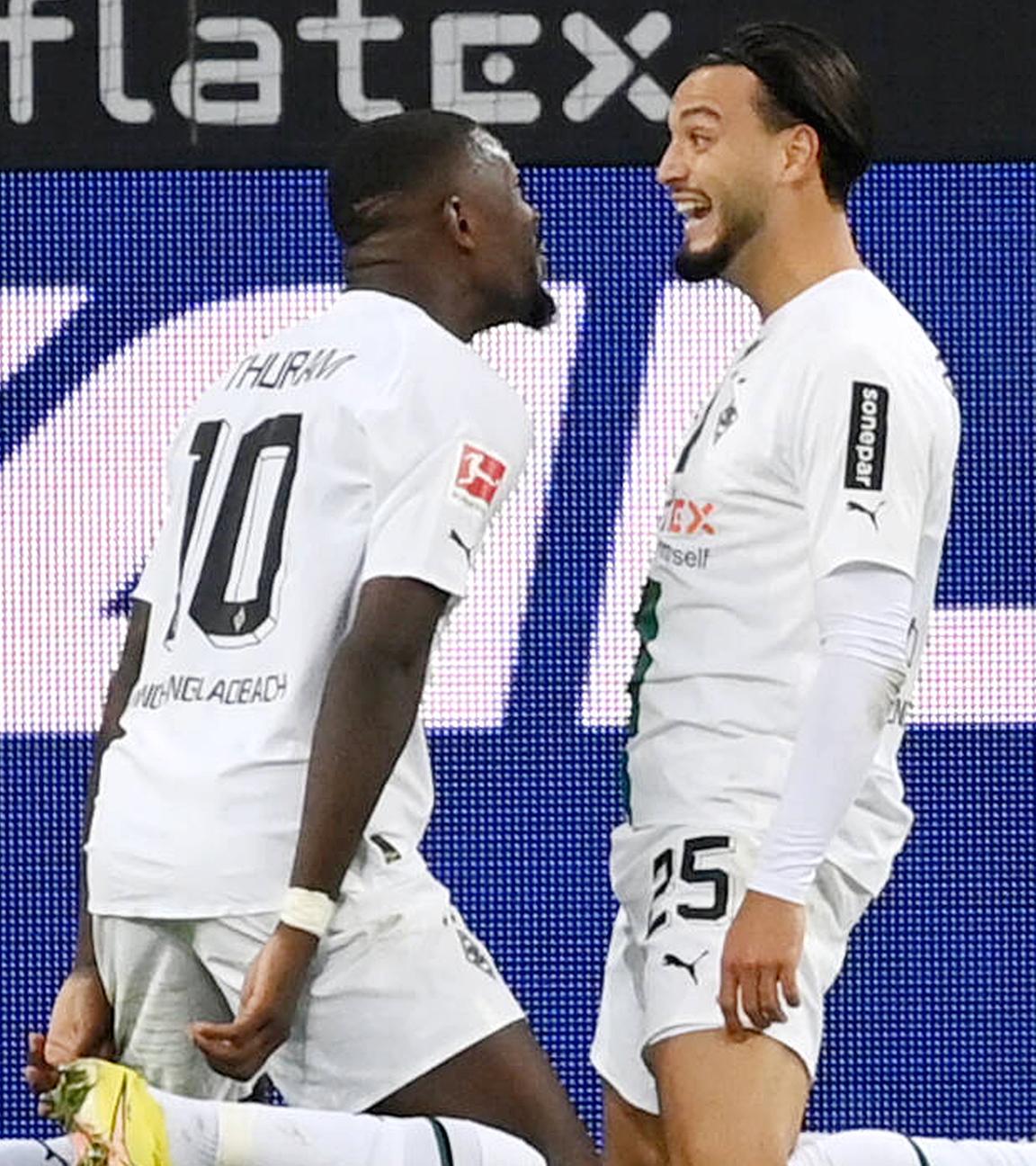 Ramy Bensebaini und Marcus Thuram von Borussia Mönchengladbach jubeln über Tor gegen RB Leipzig am 17.09.2022 in Mönchengladbach.