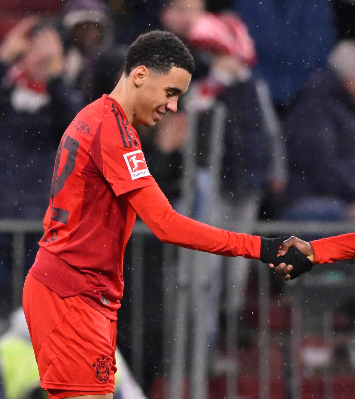 Bayern Münchens Jamal Musiala jubelt mit Alphonso Davies nach seinem Tor zum 4:2 gegen Heidenheim.