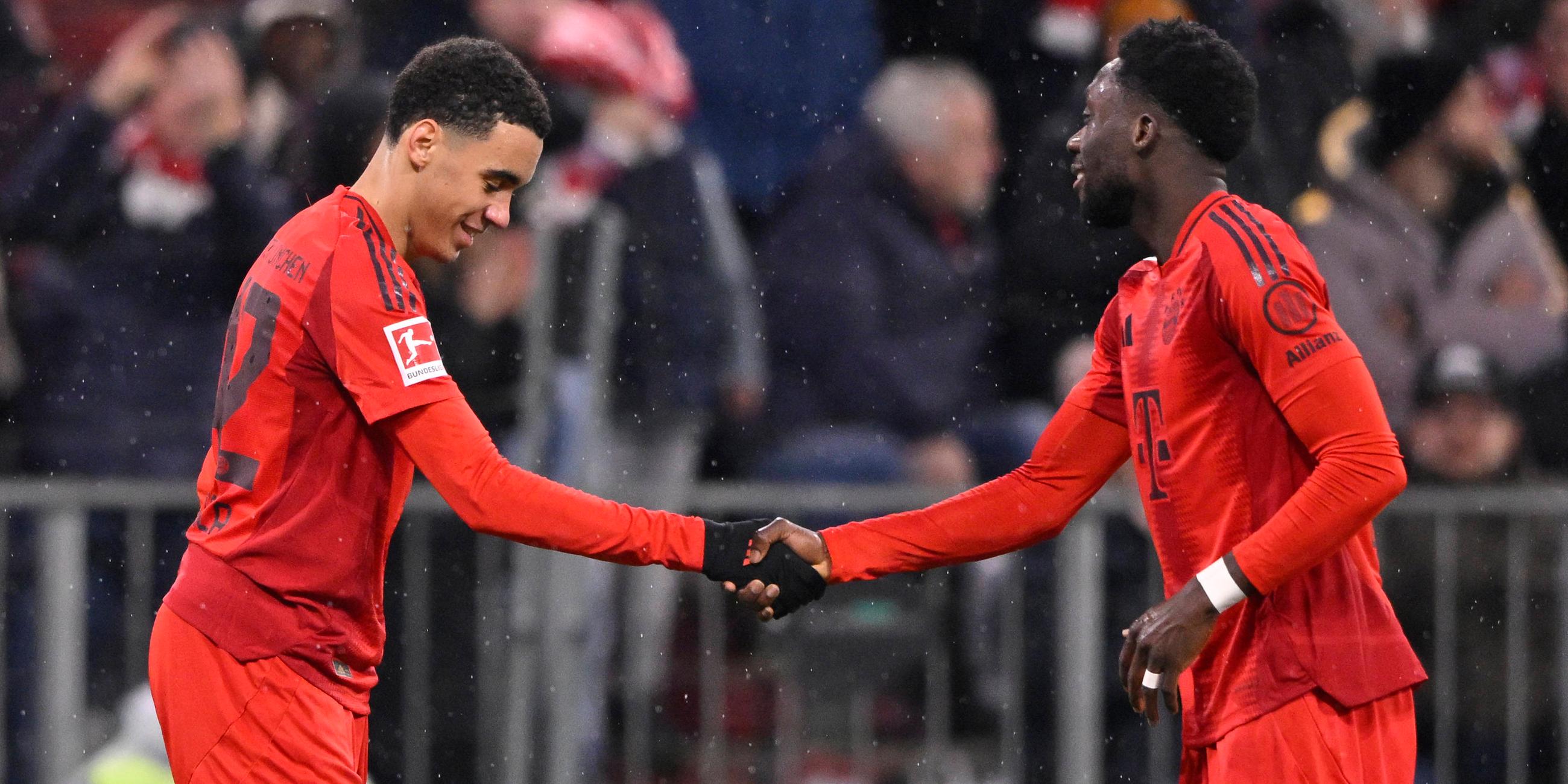 Bayern Münchens Jamal Musiala jubelt mit Alphonso Davies nach seinem Tor zum 4:2 gegen Heidenheim.