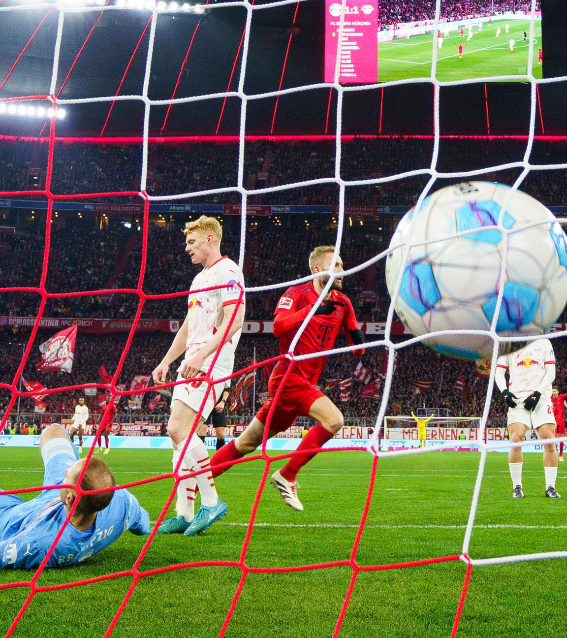 Bayerns Konrad Laimer schießt das Tor zum 2:1 gegen Leipzig.