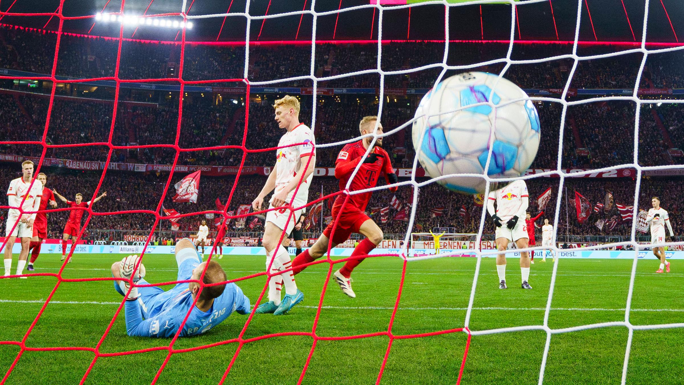 Bayerns Konrad Laimer schießt das Tor zum 2:1 gegen Leipzig.