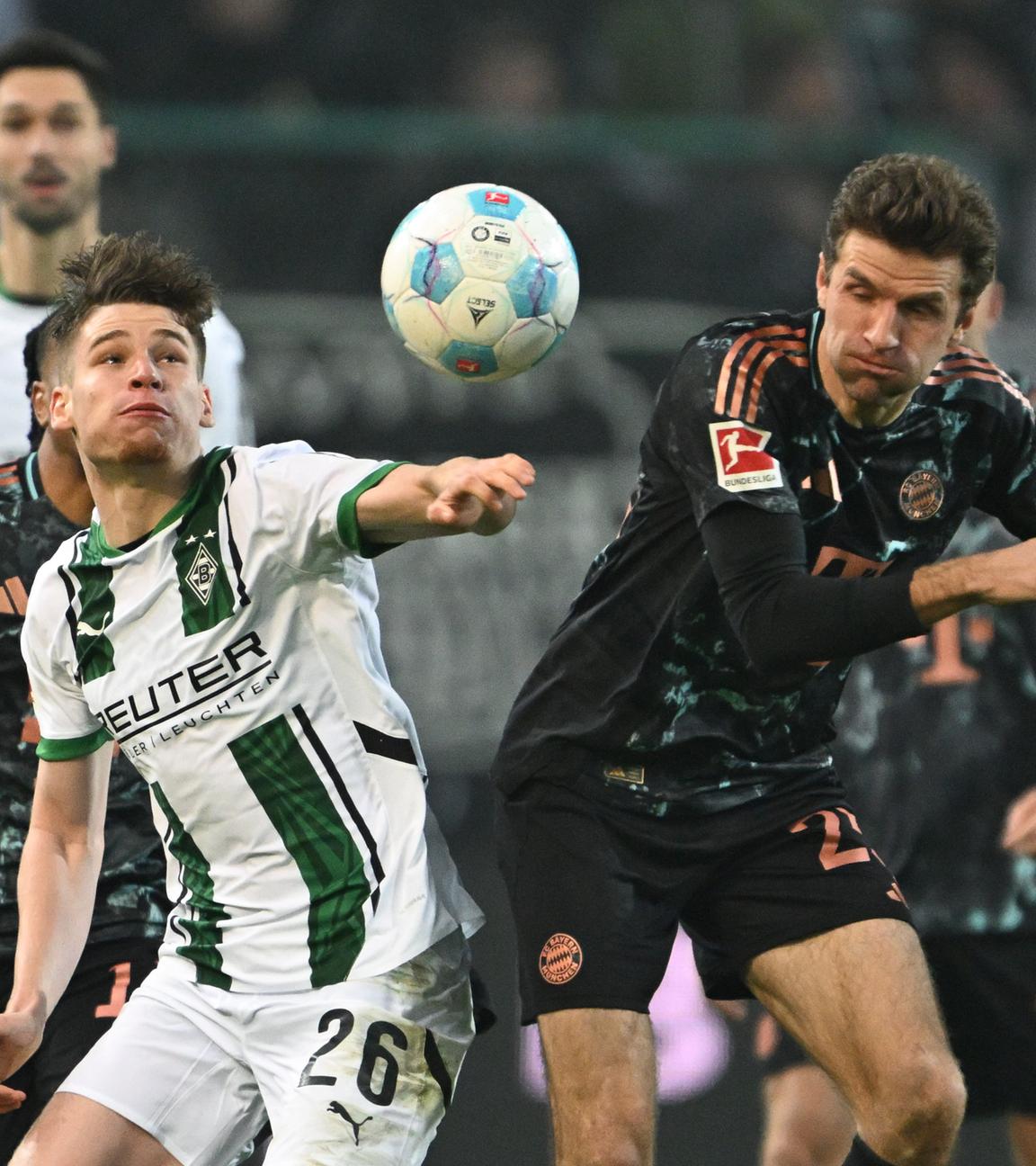 Gladbachs Lukas Ullrich und Münchens Thomas Müller kämpfen um den Ball.