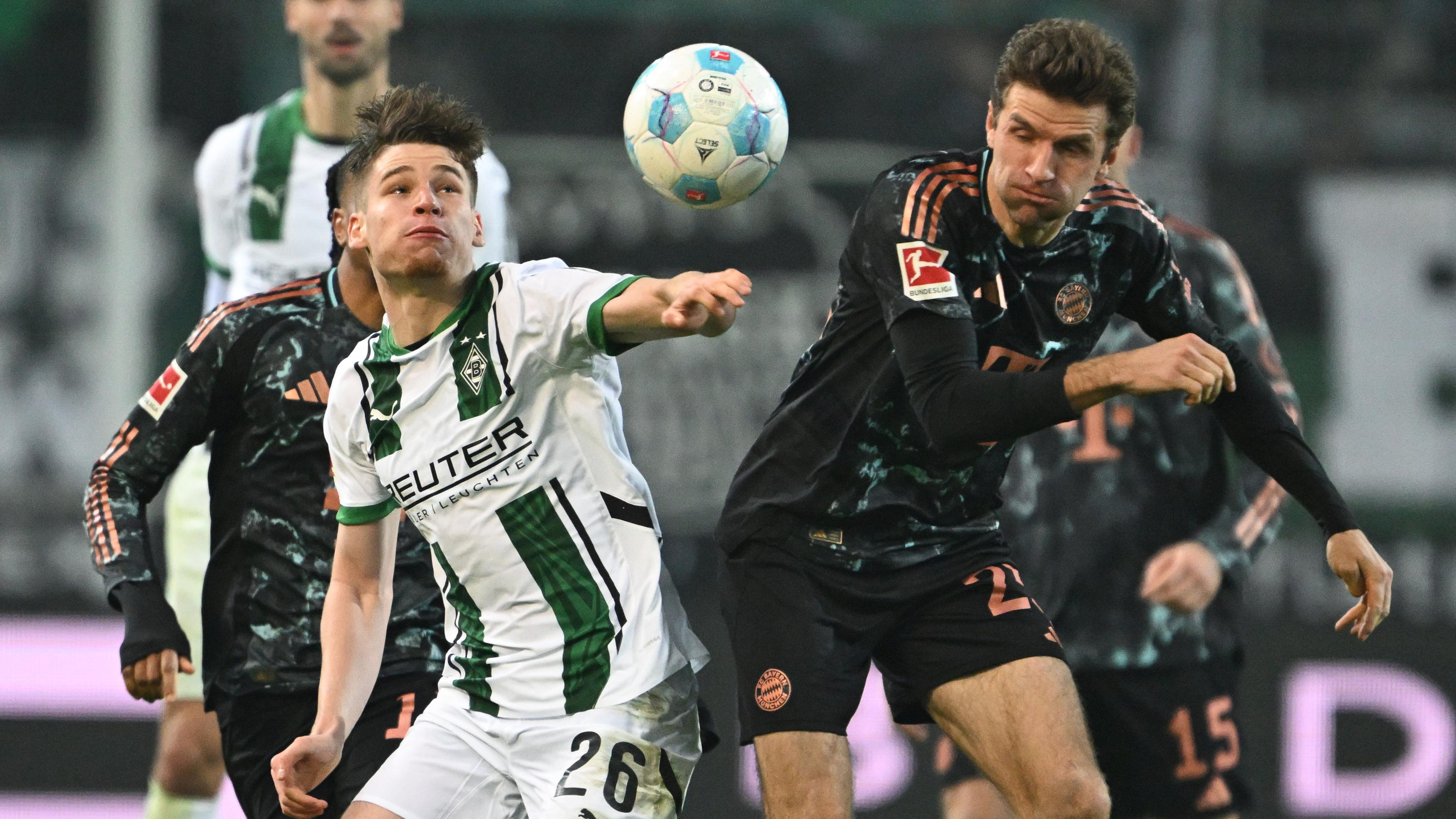 Gladbachs Lukas Ullrich und Münchens Thomas Müller kämpfen um den Ball.