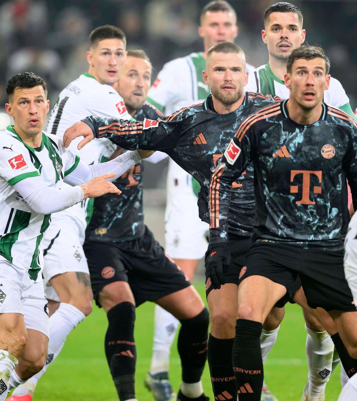 Die Spieler in Aktion bei einem Eckball.