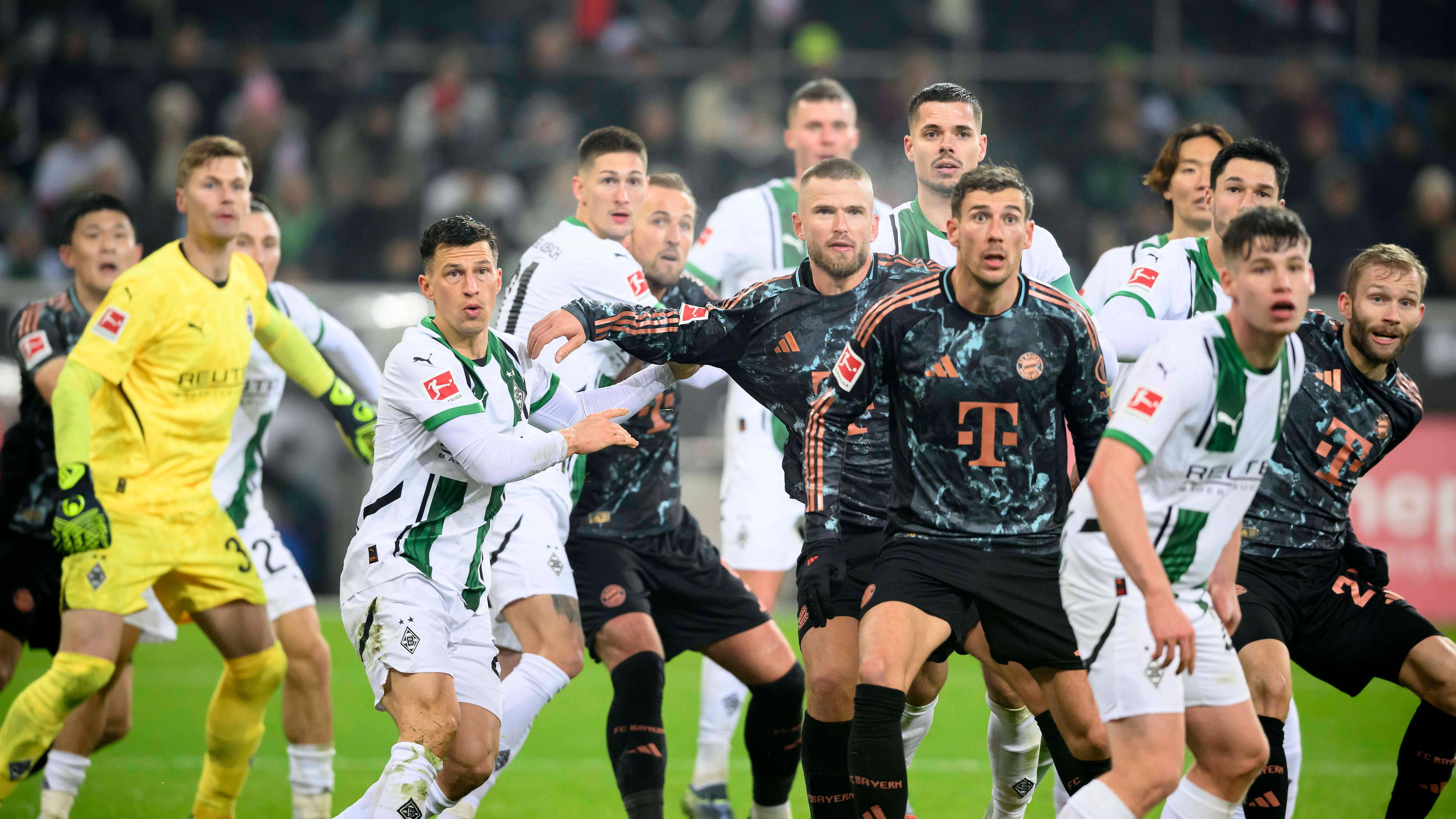 Die Spieler in Aktion bei einem Eckball.