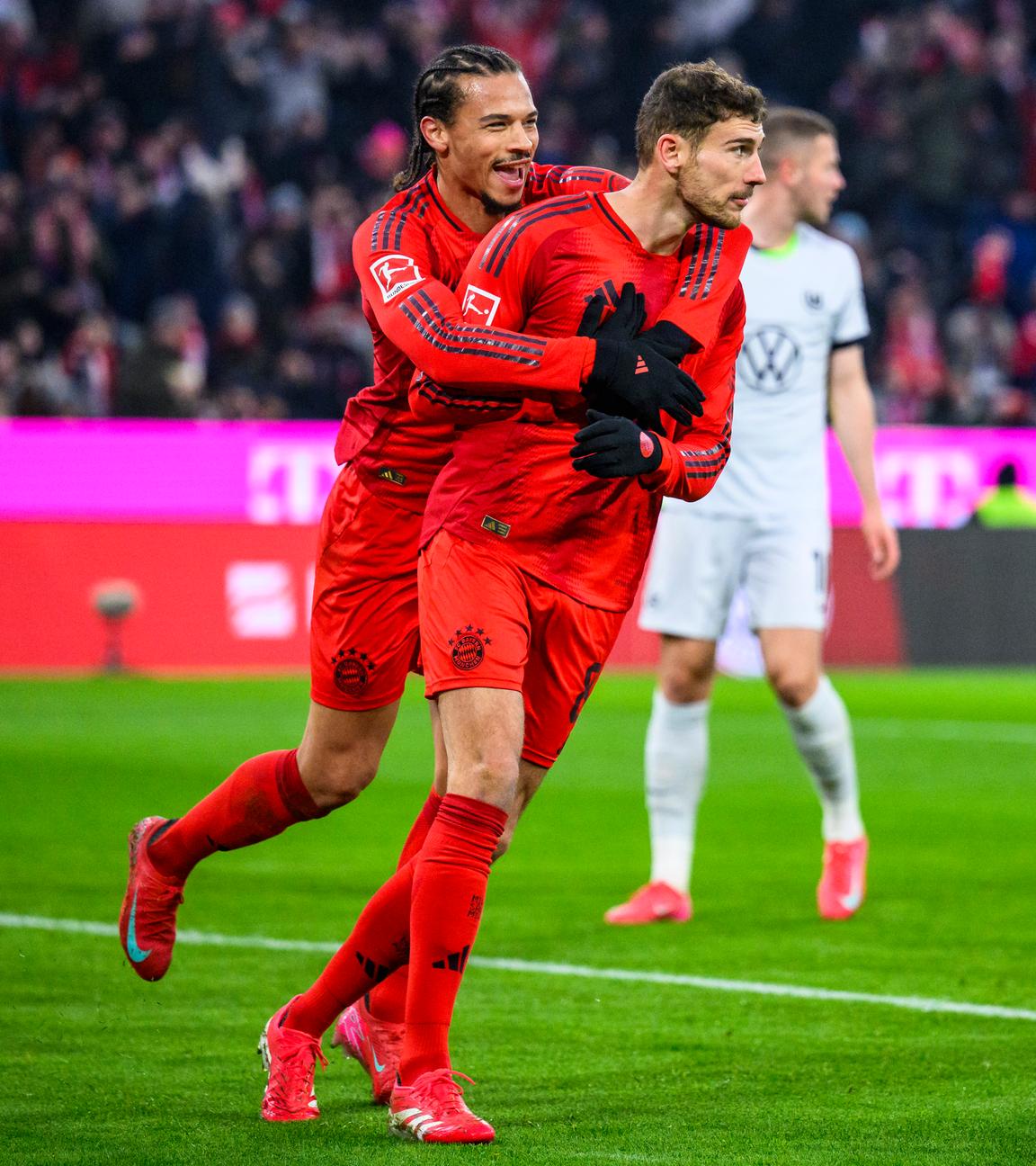 Münchens Leon Goretzka jubelt nach seinem Tor zum 3:1 mit Leroy Sane. 