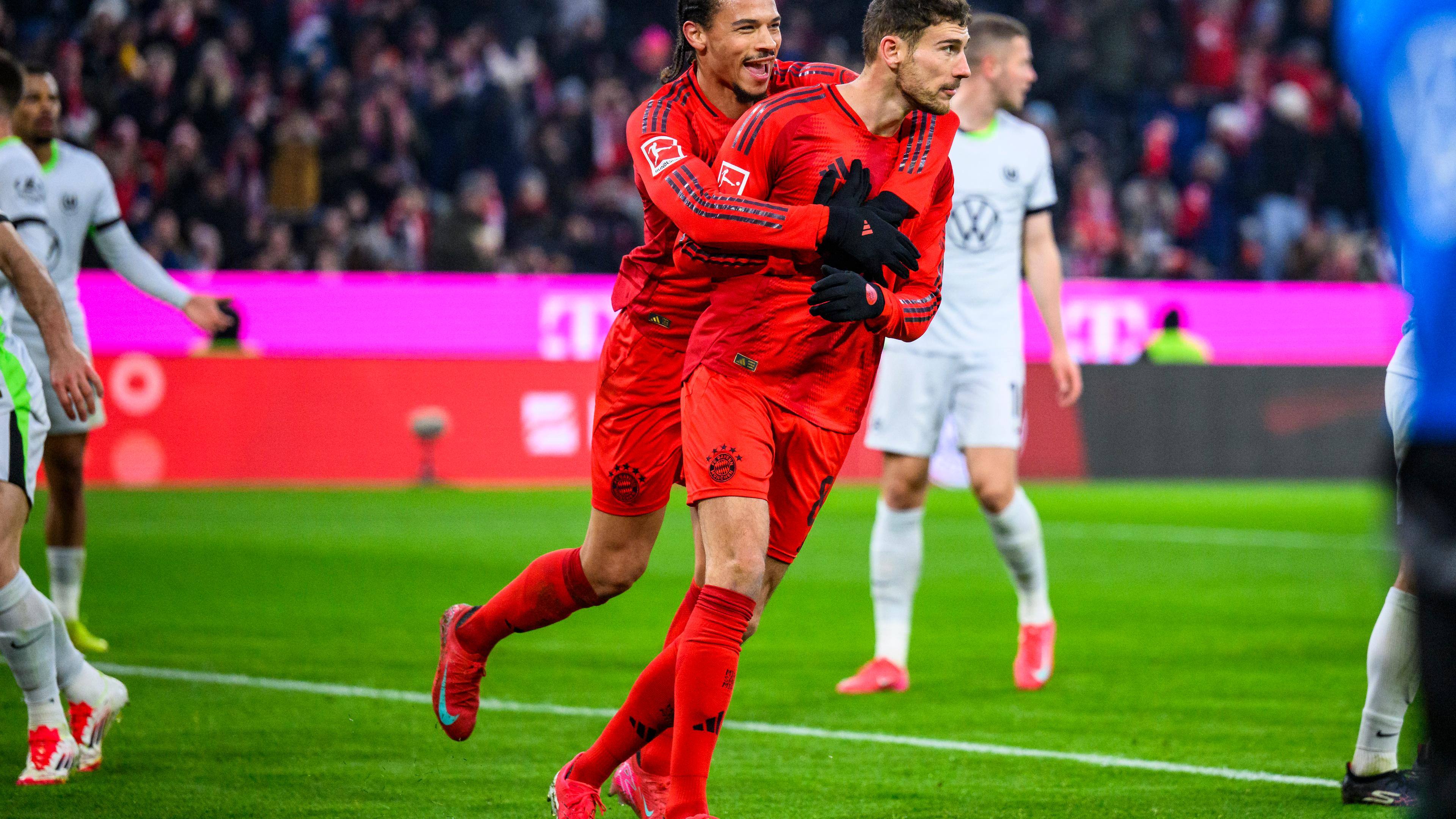 Münchens Leon Goretzka jubelt nach seinem Tor zum 3:1 mit Leroy Sane. 