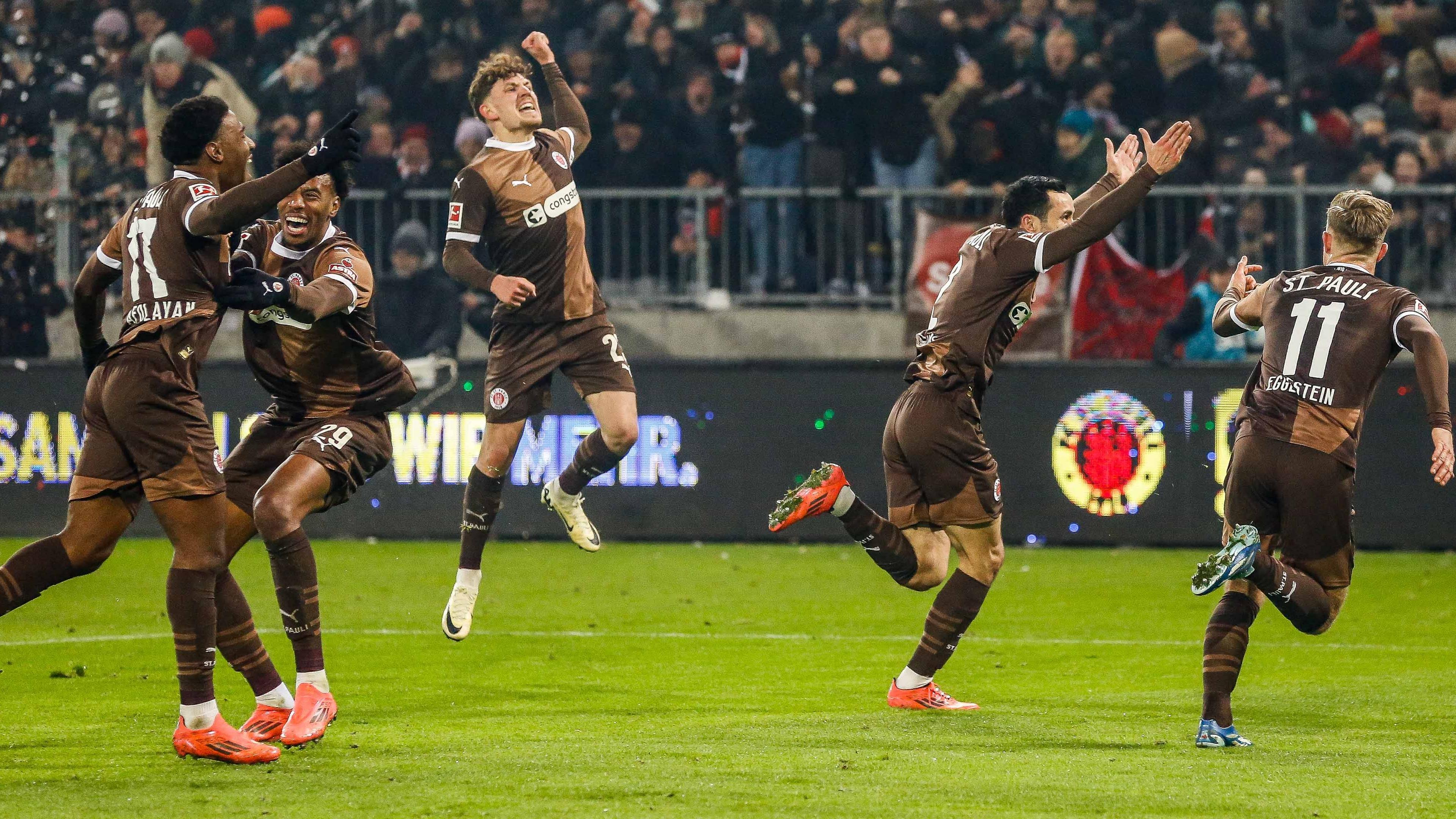 Manolis Saliakas vom FC St. Pauli jubelt mit seiner Mannschaft nach seinem Tor zum 1:0 gegen Holstein Kiel.