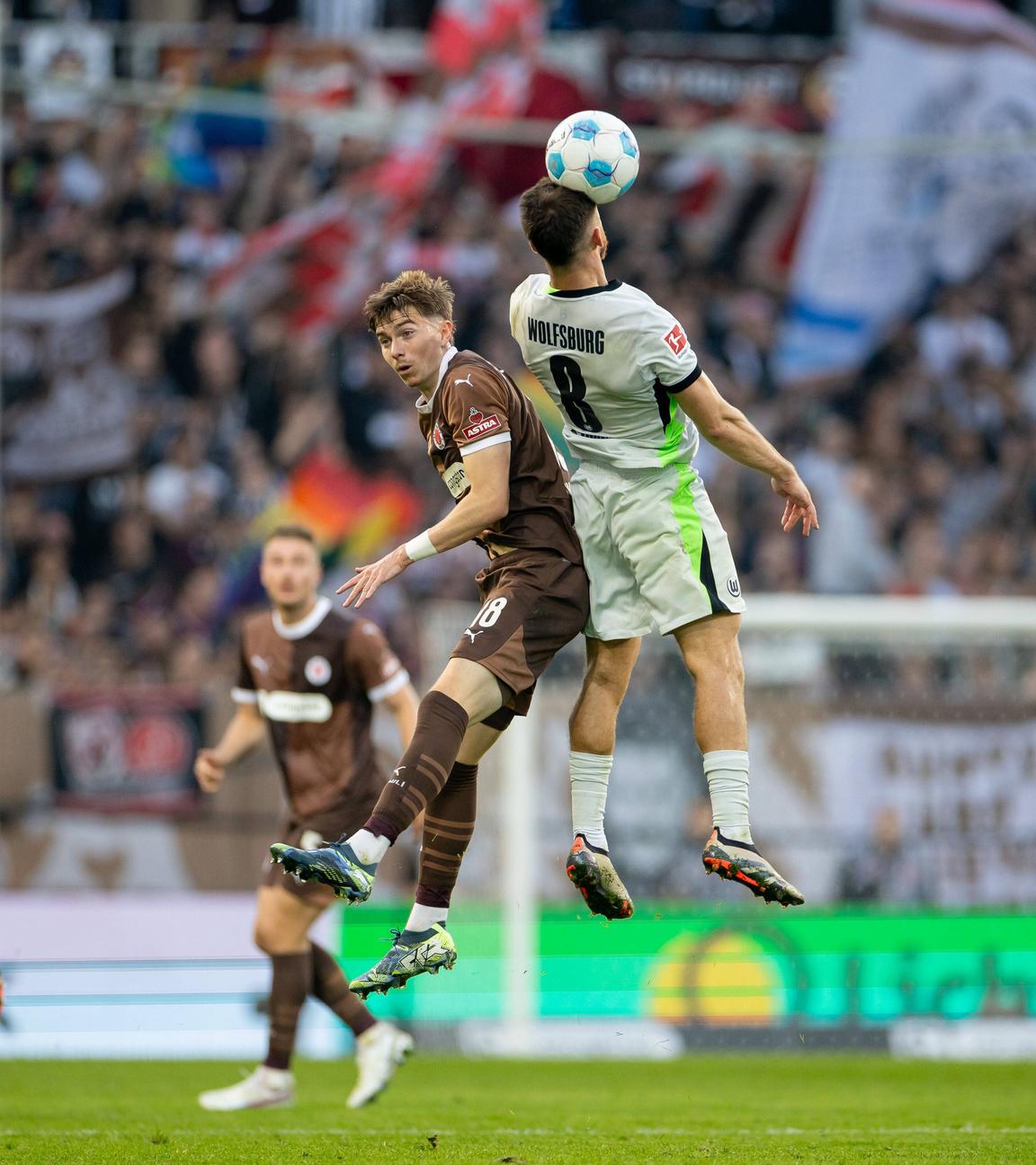 Scott Banks vom St. Pauli und Salih Özcan vom VFL Wolfsburg im Kopfballduell.