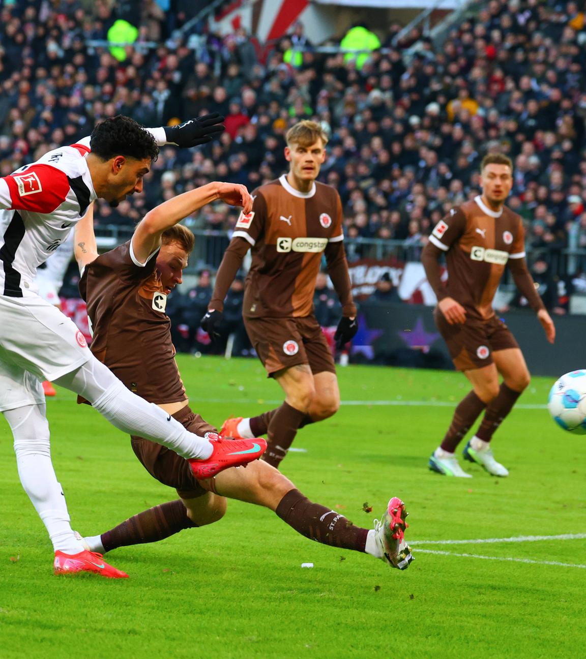 Frankfurts Omar Marmoush schießt das Tor zum 1:0 gegen St. Pauli.