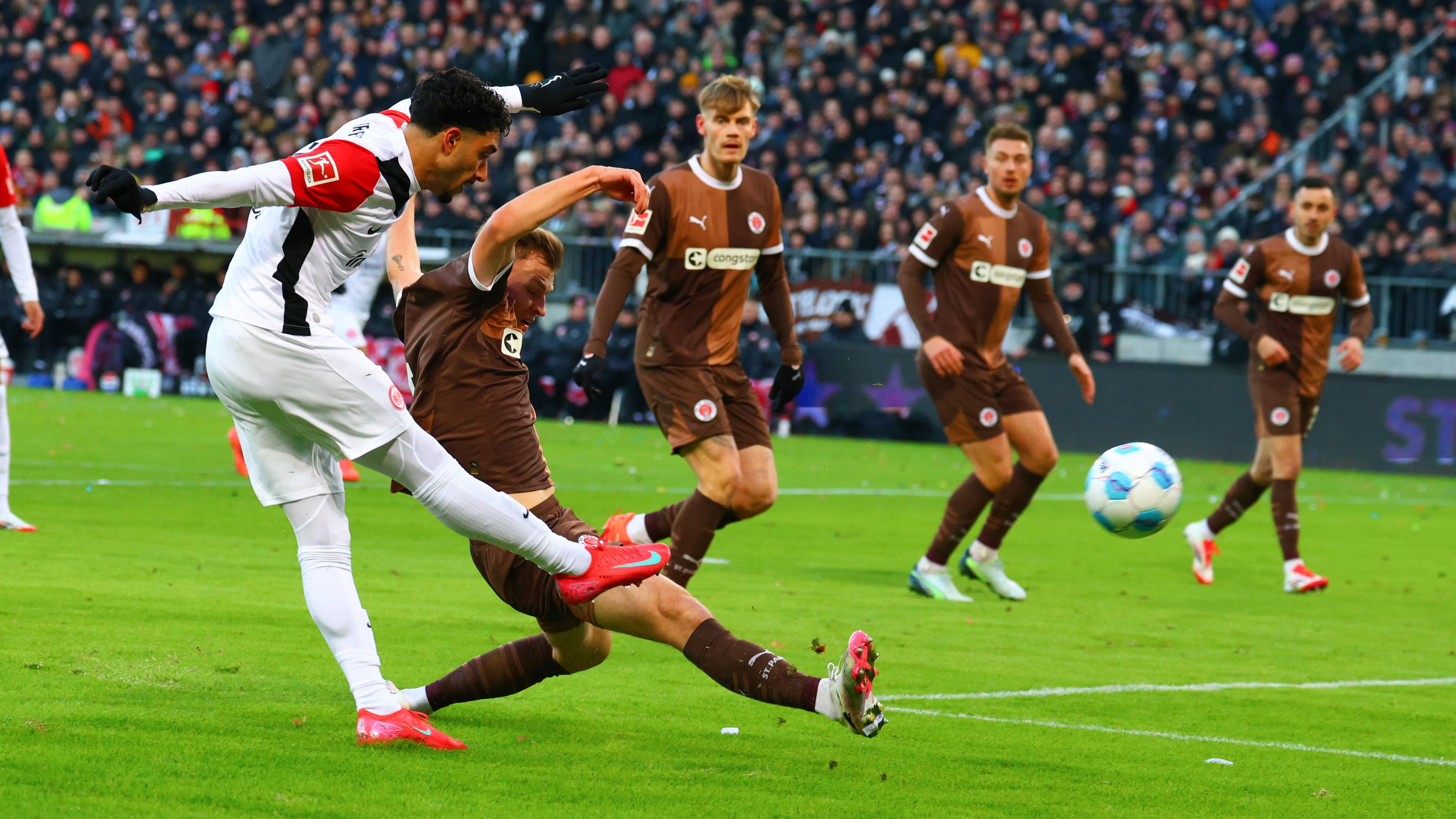 Frankfurts Omar Marmoush schießt das Tor zum 1:0 gegen St. Pauli.