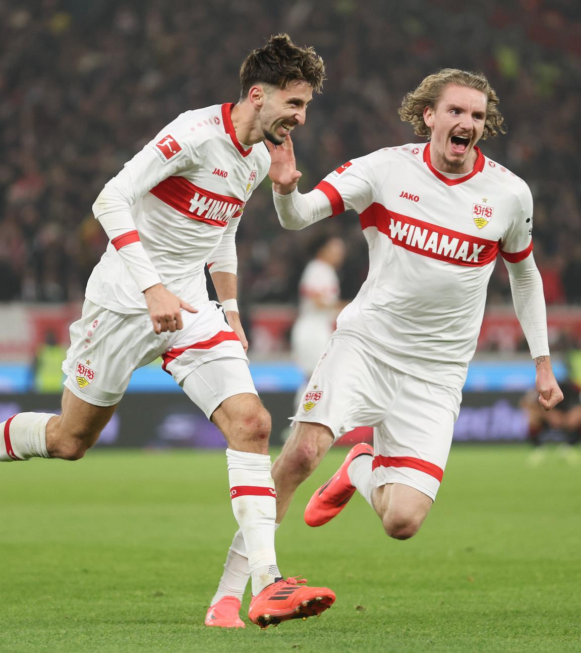 Atakan Karazor und Nick Woltemade vom Stuttgart jubeln nach dem Tor zum 3:2 gegen Union Berlin.