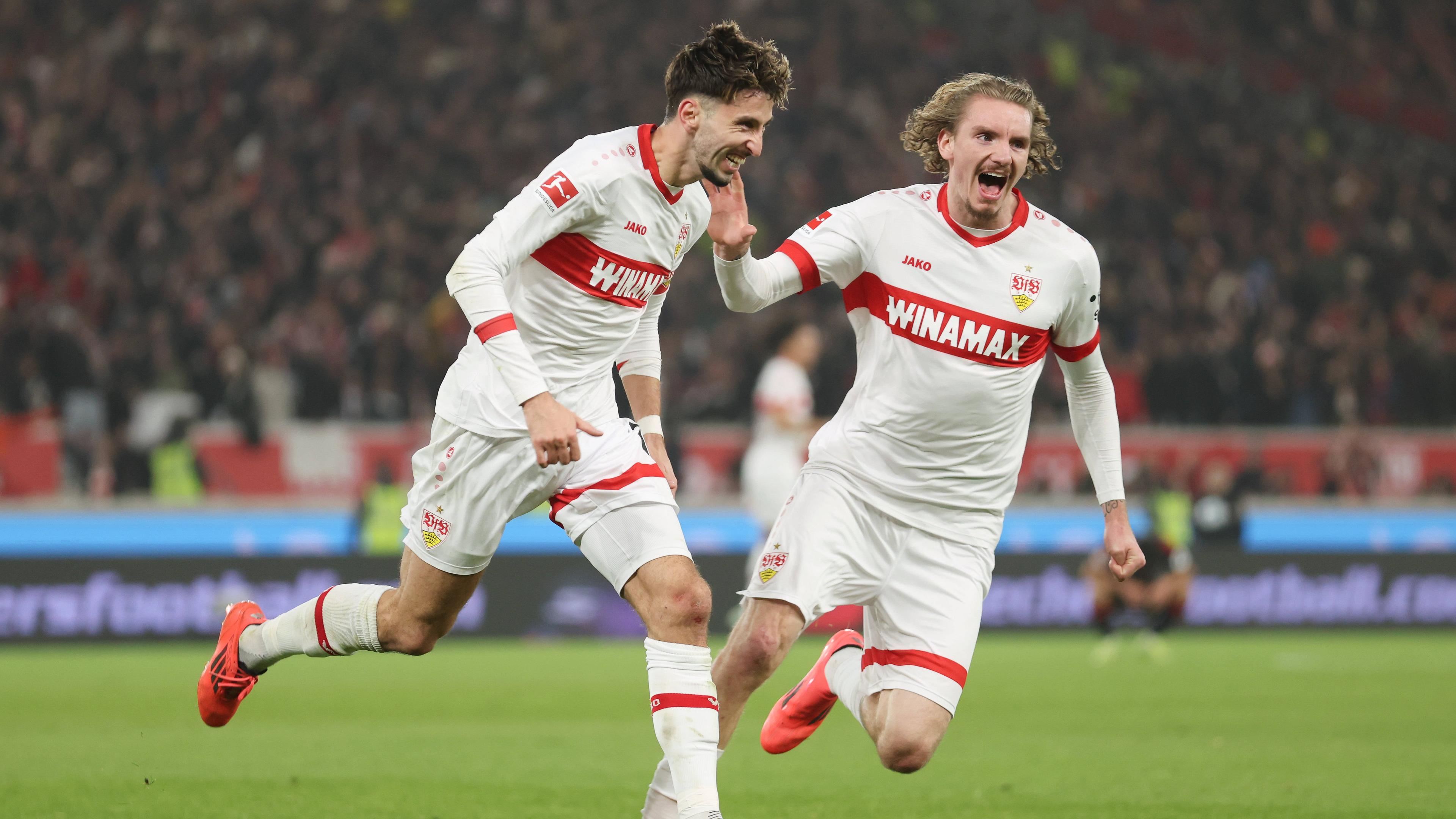 Atakan Karazor und Nick Woltemade vom Stuttgart jubeln nach dem Tor zum 3:2 gegen Union Berlin.