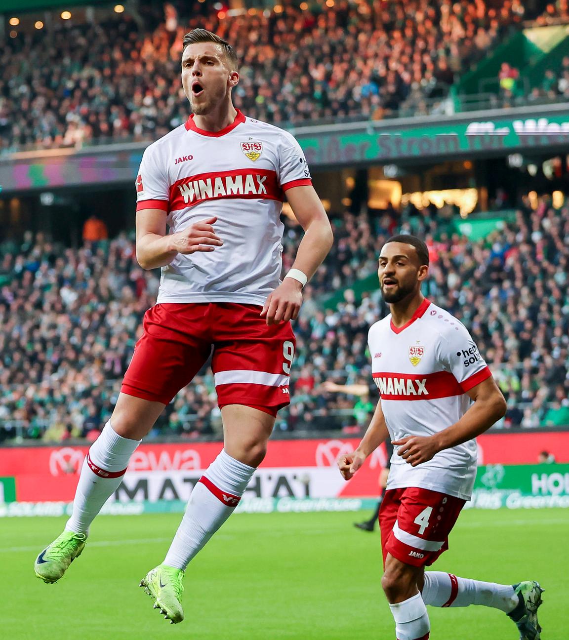 Stuttgarts Torschütze Ermedin Demirovic bejubelt seinen Treffer zum 1:1 gegen Werder Bremen.