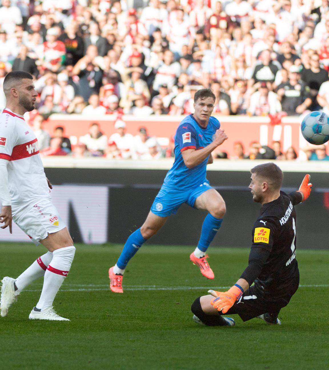 Stuttgarts Deniz Undav schießt das 1:0 gegen Holstein Kiel.