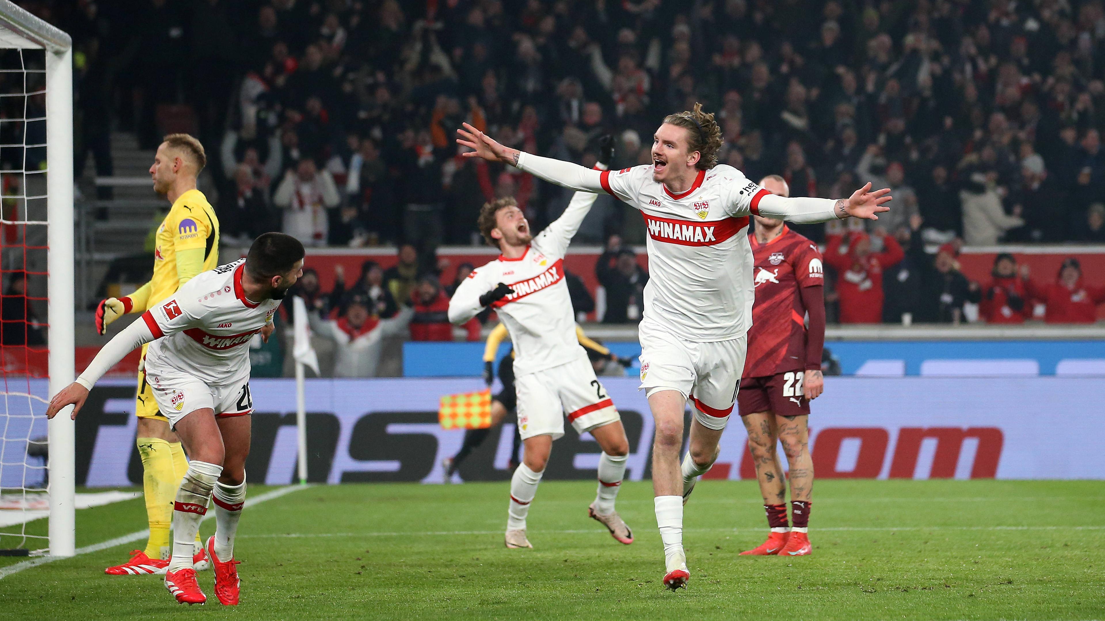 Torschütze Nick Woltemade vom VfB Stuttgart jubelt über sein Tor zum 2:1 gegen RB Leipzig.