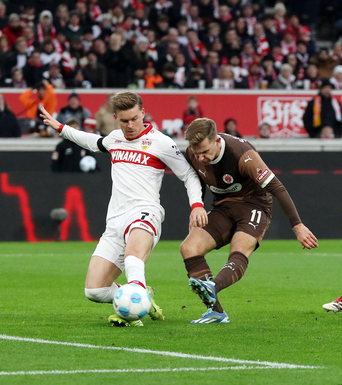 Maximilian Mittelstädt vom VfB Stuttgart schießt das Tor zum 1:0 gegen St. Pauli.