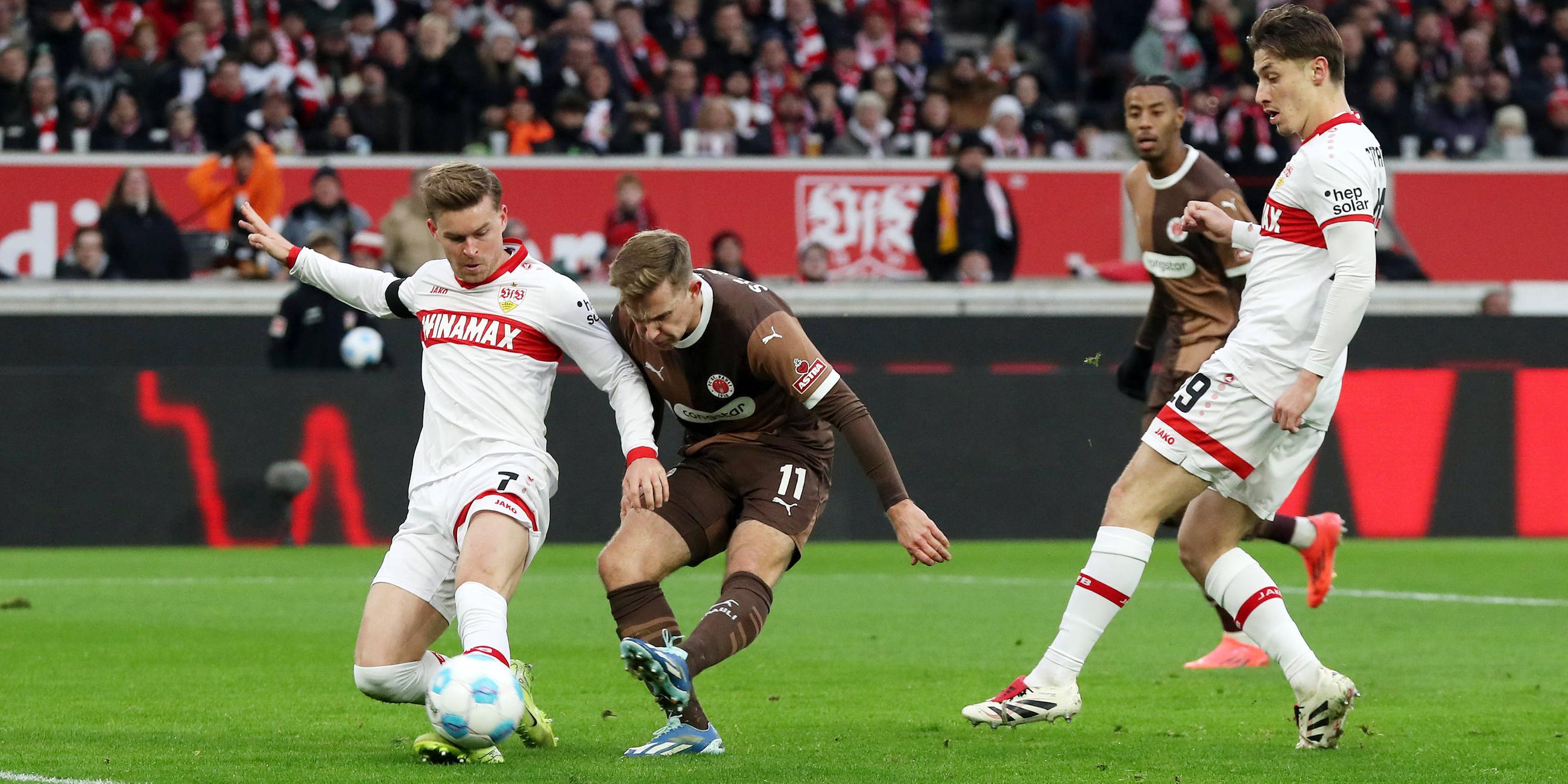 Maximilian Mittelstädt vom VfB Stuttgart schießt das Tor zum 1:0 gegen St. Pauli.