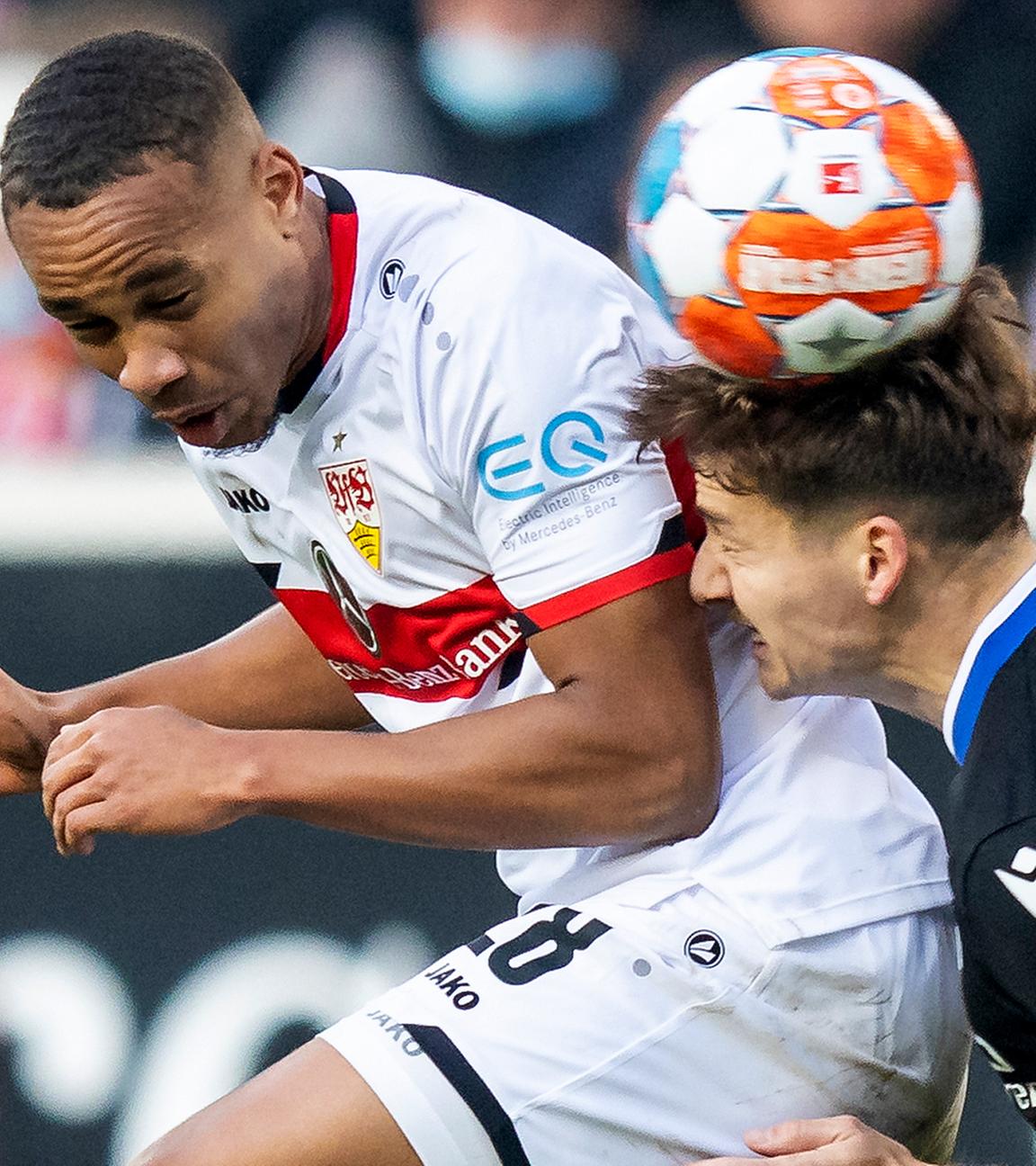 Bundesliga: VfB Stuttgart gegen Arminia Bielefeld am 11. Spieltagin der  Mercedes-Benz-Arena. Stuttgarts Nikolas Nartey (l) in Aktion gegen Bielefelds Cedric Brunner am 06.11.2021.