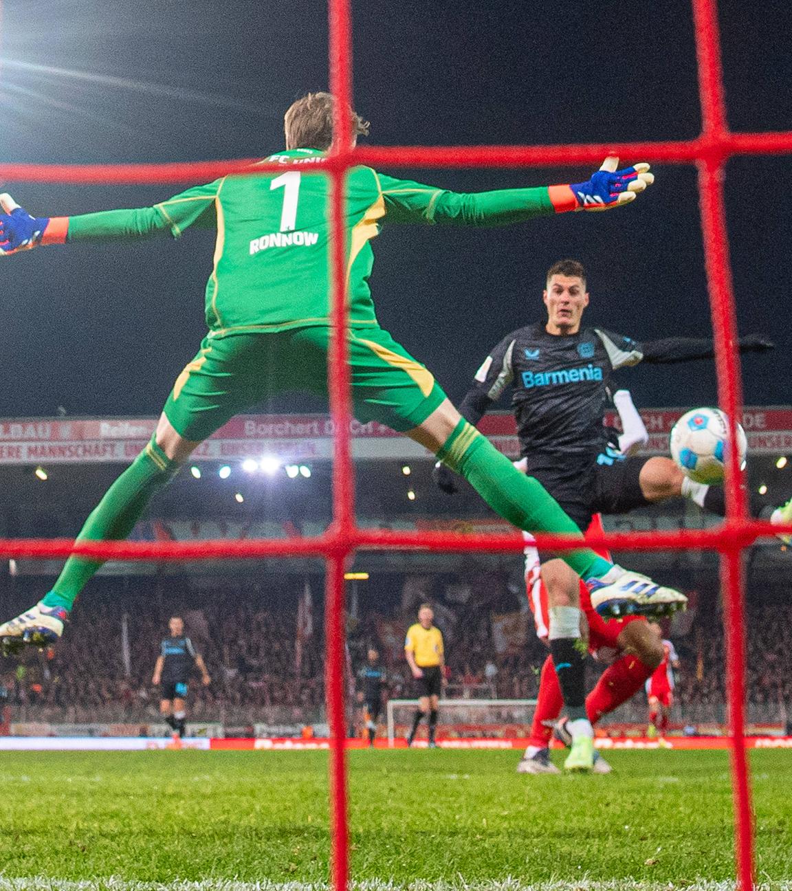 Leverkusens Patrik Schick schießt den Ball ins Tor und erzielt den Treffer zum 2:1 gegen Union Berlin.