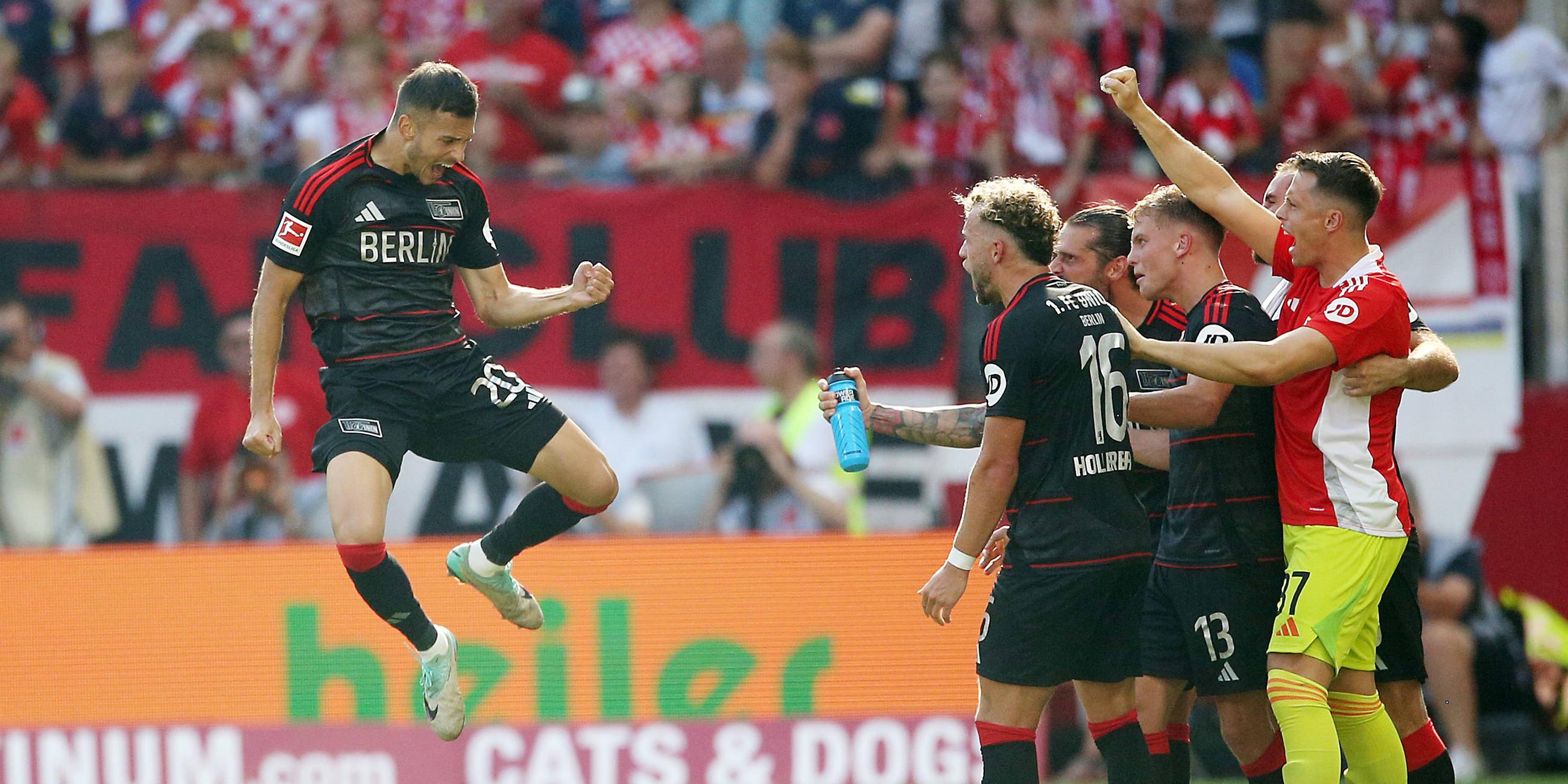 Laszlo Benes jubelt mit seiner Mannschaft seinen Ausgleichstreffer gegen den 1. FSV Mainz 05.