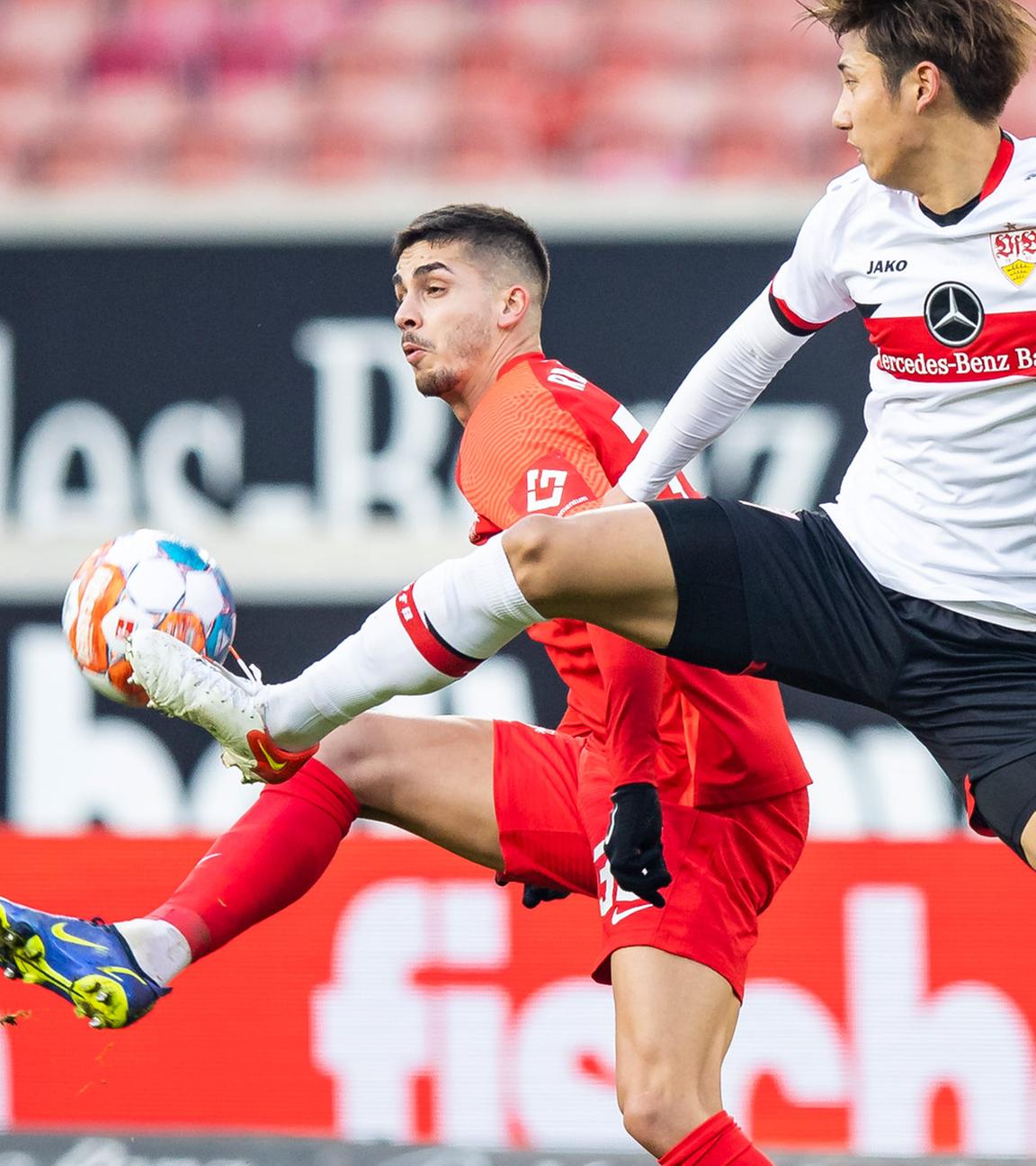 15.01.2022, Baden-Württemberg, Stuttgart, VfB Stuttgart gegen RB Leipzig, Mercedes-Benz-Arena, Leipzigs Andre Silva (l) in Aktion gegen Stuttgarts Hiroki Ito (r)