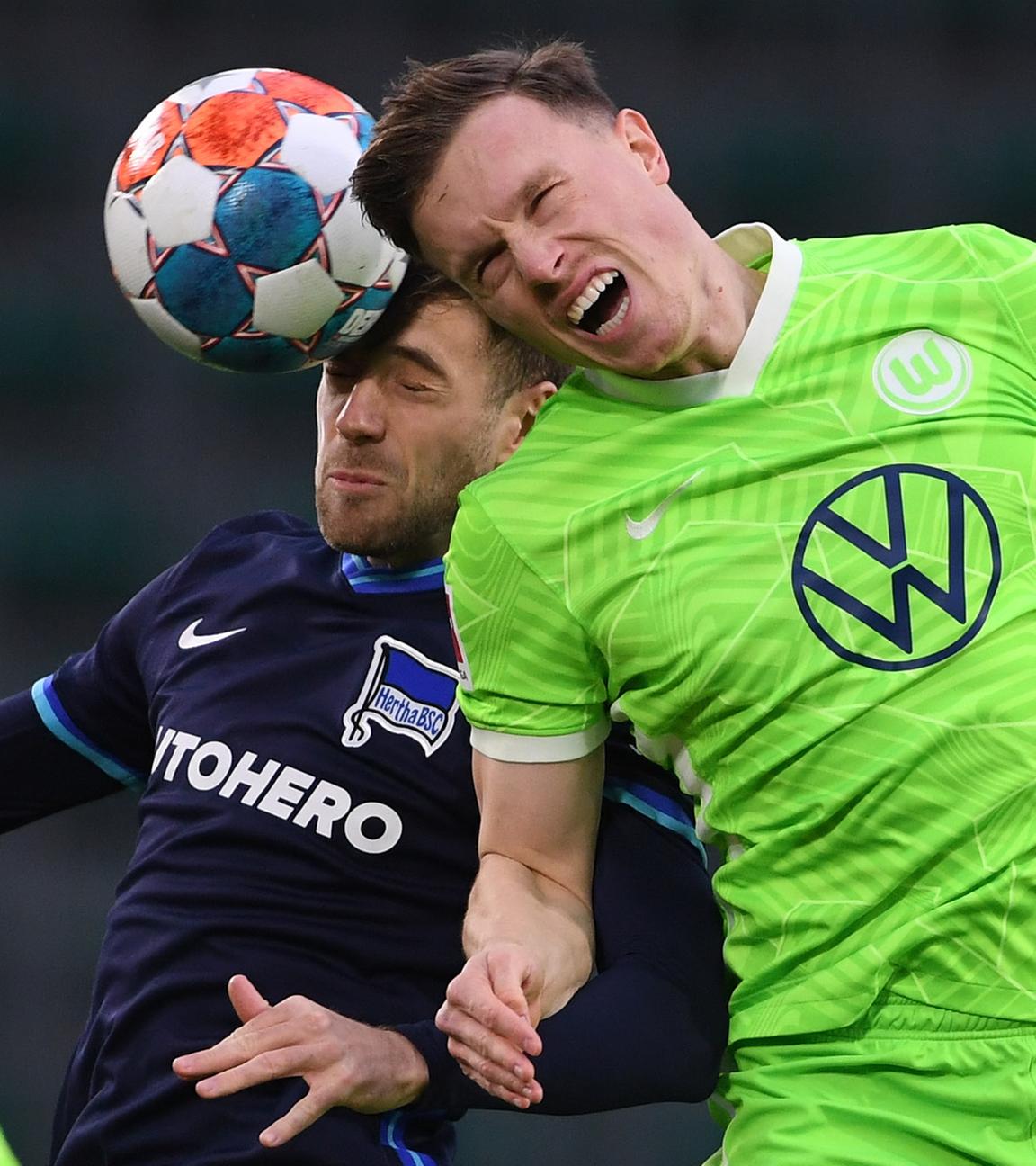 VfL Wolfsburg gegen Hertha BSC, 15.01.2022, Niedersachsen, Wolfsburg, in der Volkswagen Arena, Wolfsburgs Yannick Gerhardt (r) im Kopfballduell mit Berlins Lukas Klünter.