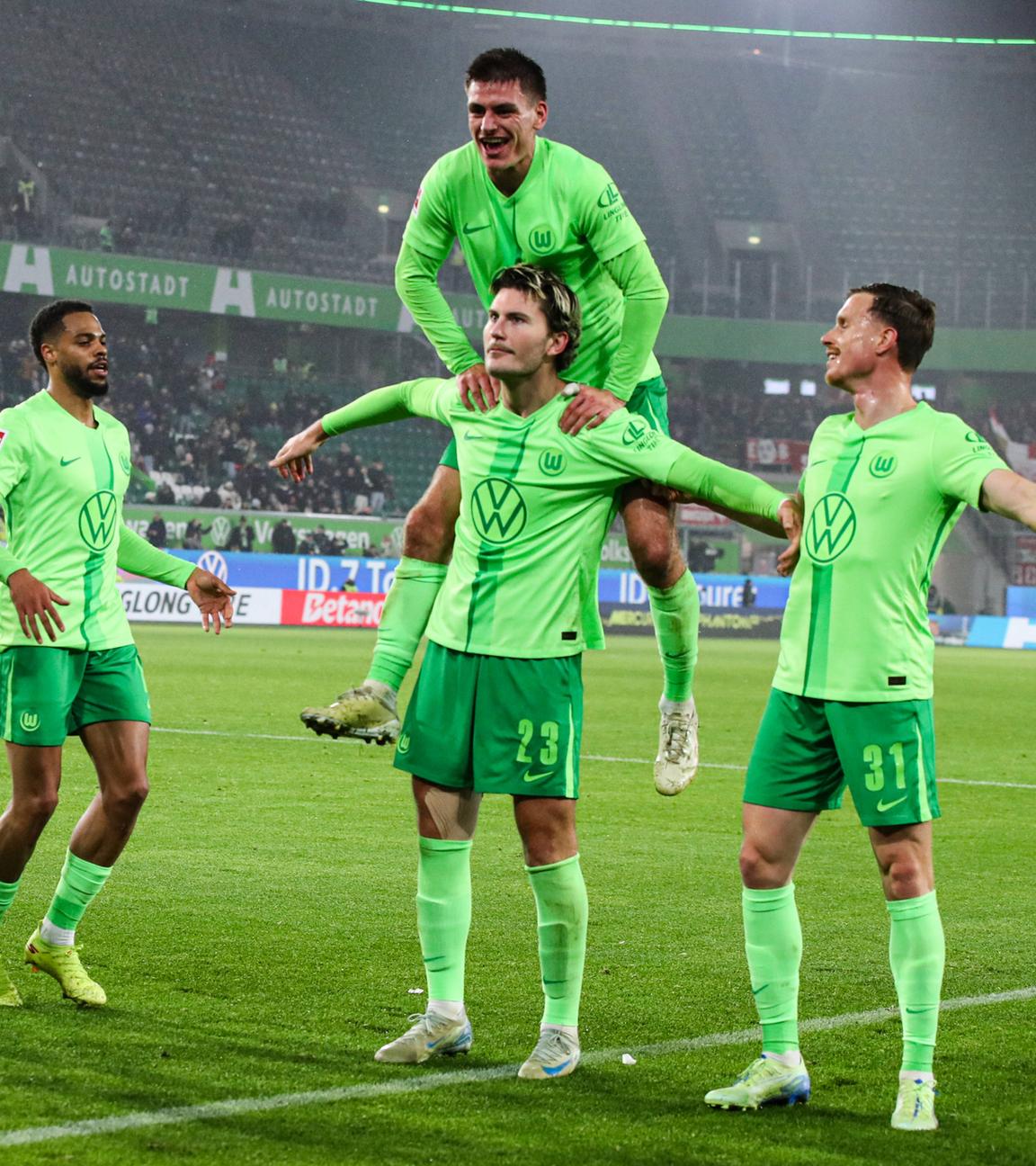 Torschütze Jonas Wind jubelt mit seiner Mannschaft nach seinem entscheidenden Tor gegen Mainz 05.