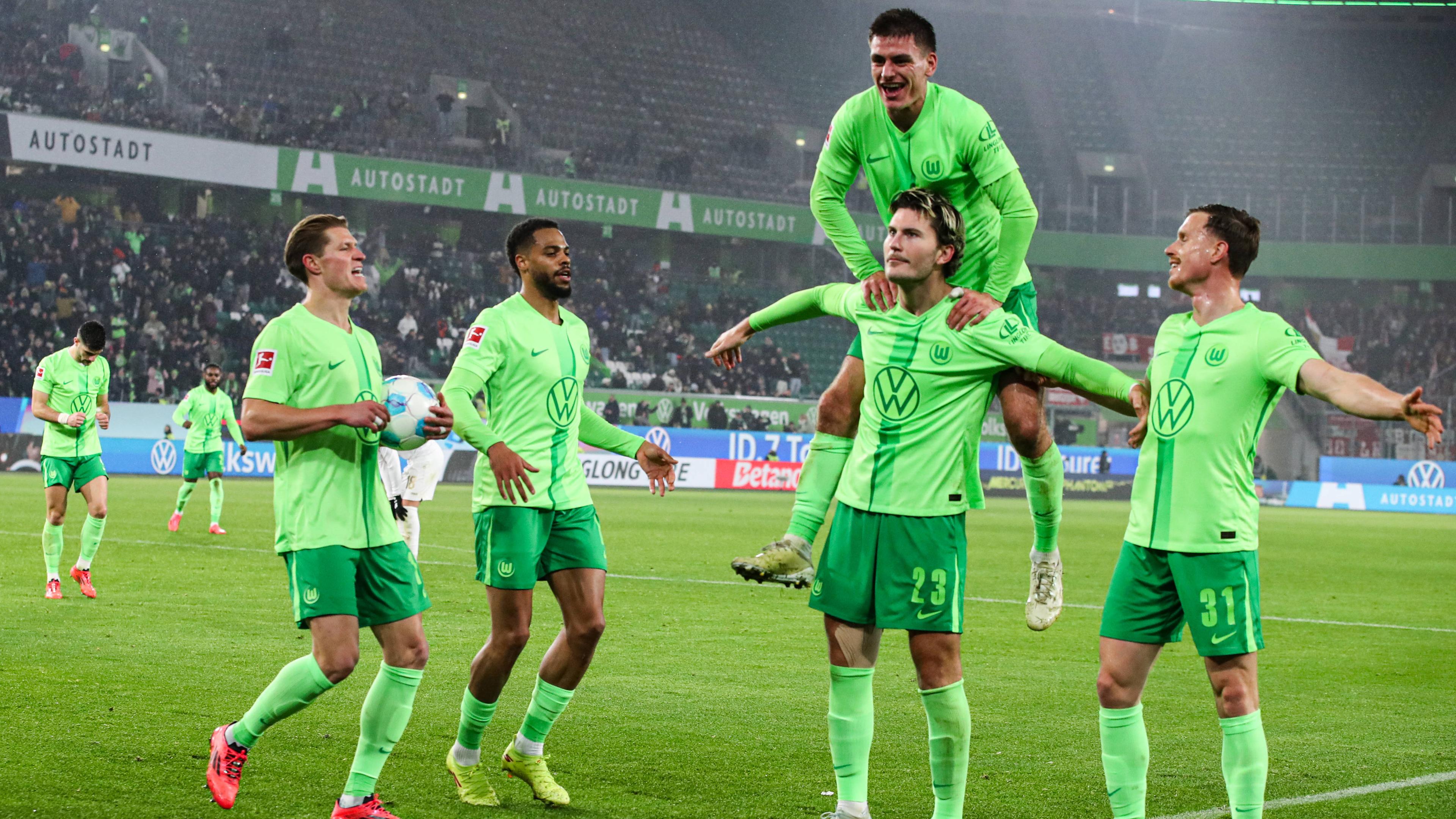 Torschütze Jonas Wind jubelt mit seiner Mannschaft nach seinem entscheidenden Tor gegen Mainz 05.