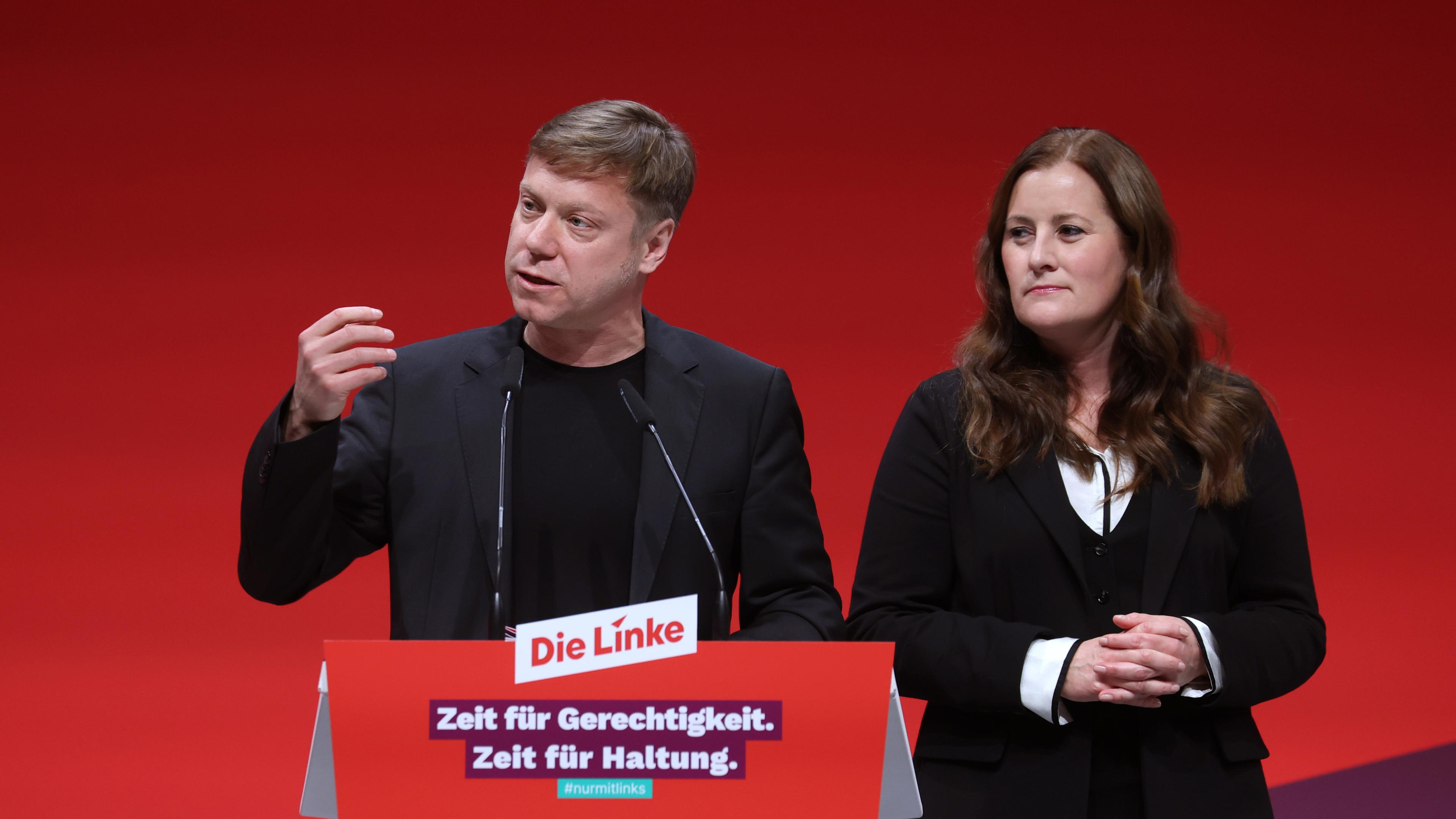 Bayern, Augsburg: Martin Schirdewan (l) und Janine Wissler, Vorsitzende der Partei Die Linke, stehen beim Parteitag auf der Bühne.