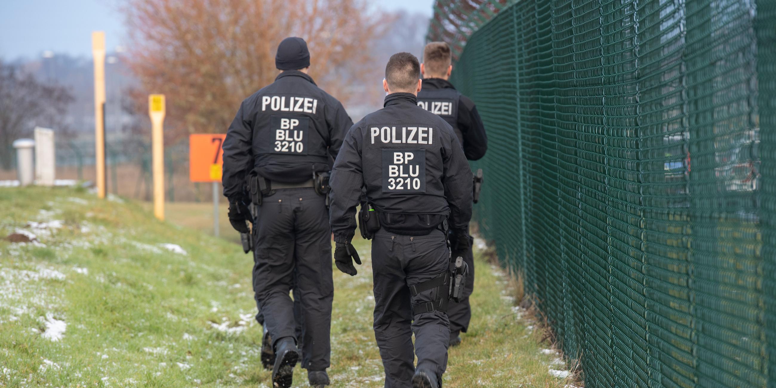 Beamte der Bundespolizei am Flughafen BER.