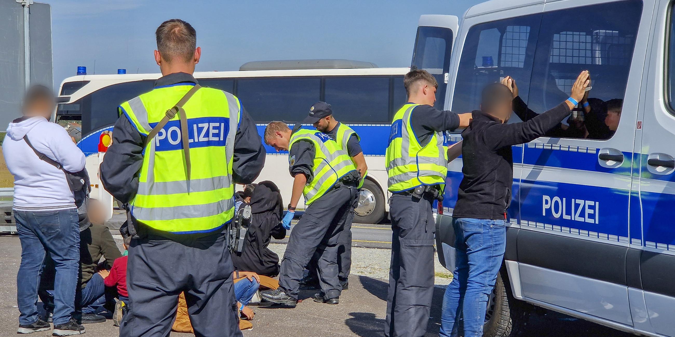 Bundespolizei entdeckt Flüchtlinge in einem Kleintransporter