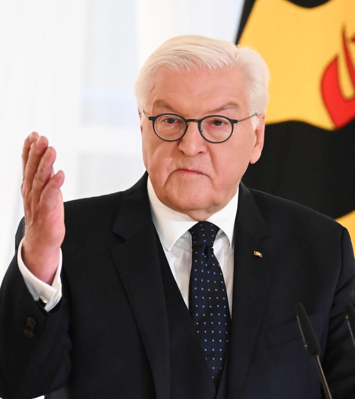 Berlin: Bundespräsident Frank-Walter Steinmeier spricht vor der Veranstaltung "35 Jahre Friedliche Revolution: Sieg der Freiheit? Überhöhter Mythos? Gefährdetes Erbe?" im Schloss Bellevue