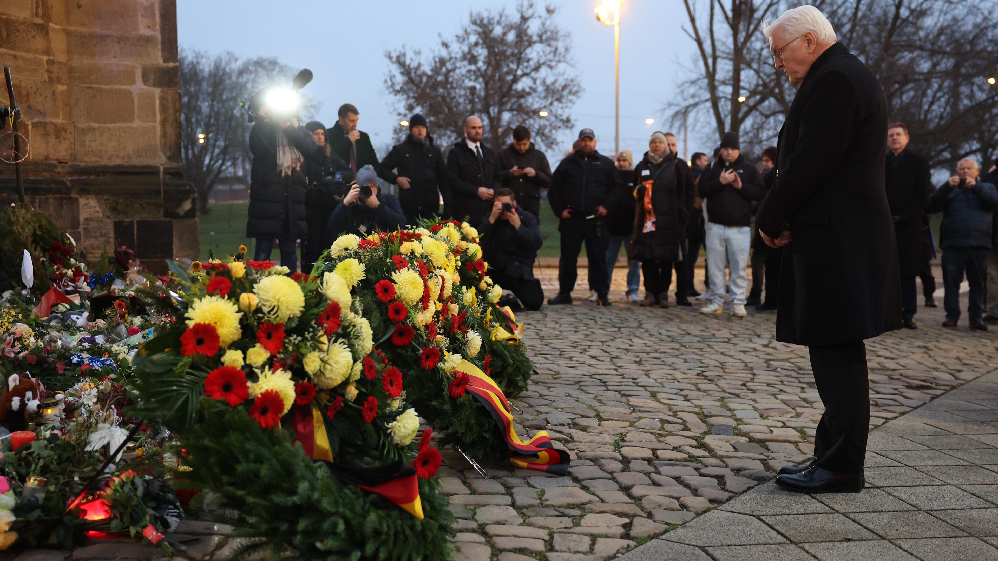 Sachsen-Anhalt, Magdeburg: Bundespräsident Frank-Walter Steinmeier, legt einen Kranz vor der Johnanniskirche nieder.