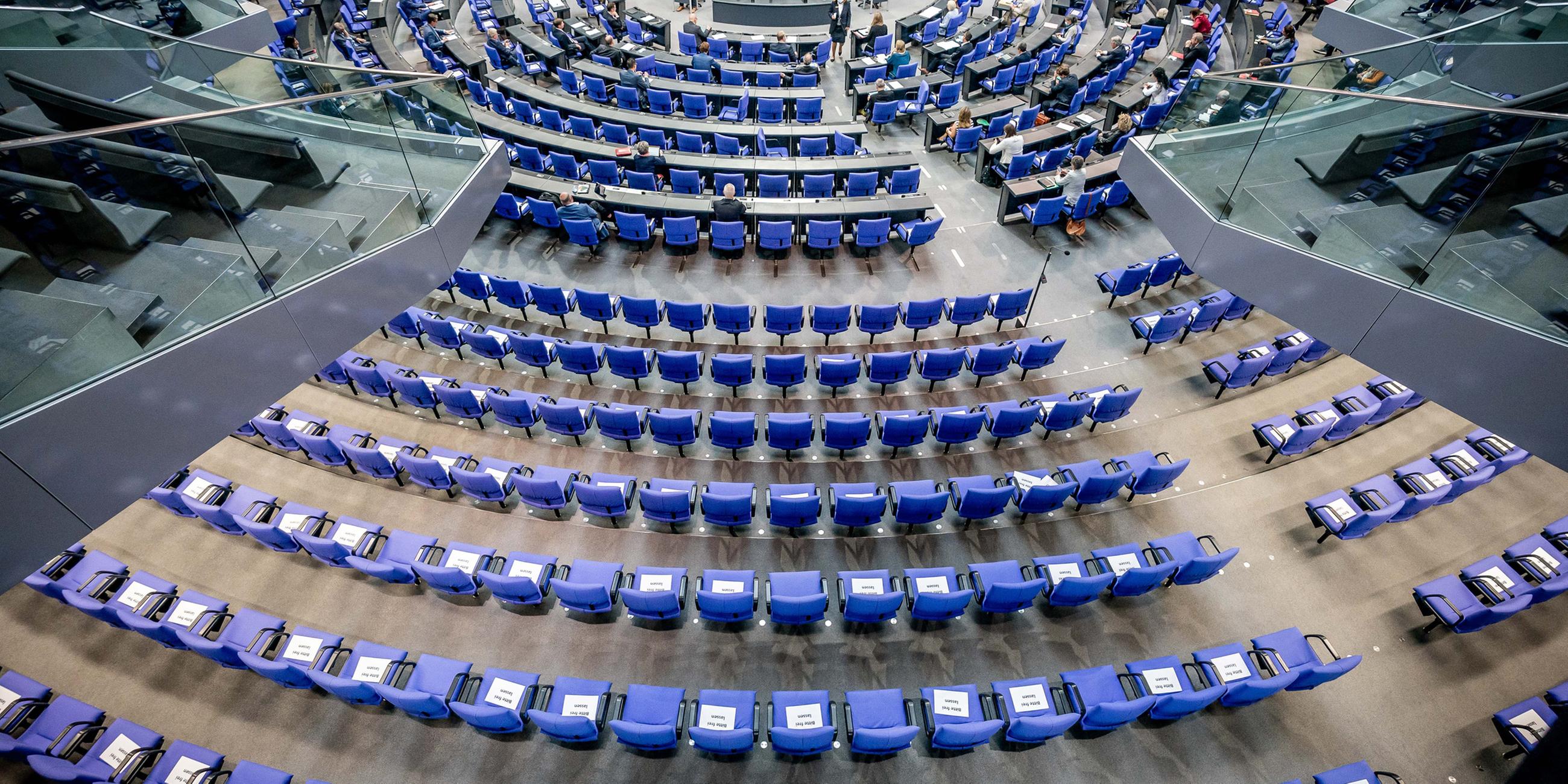 Archiv: Stühle für die Abgeordneten im Plenum in Deutschen Bundestag