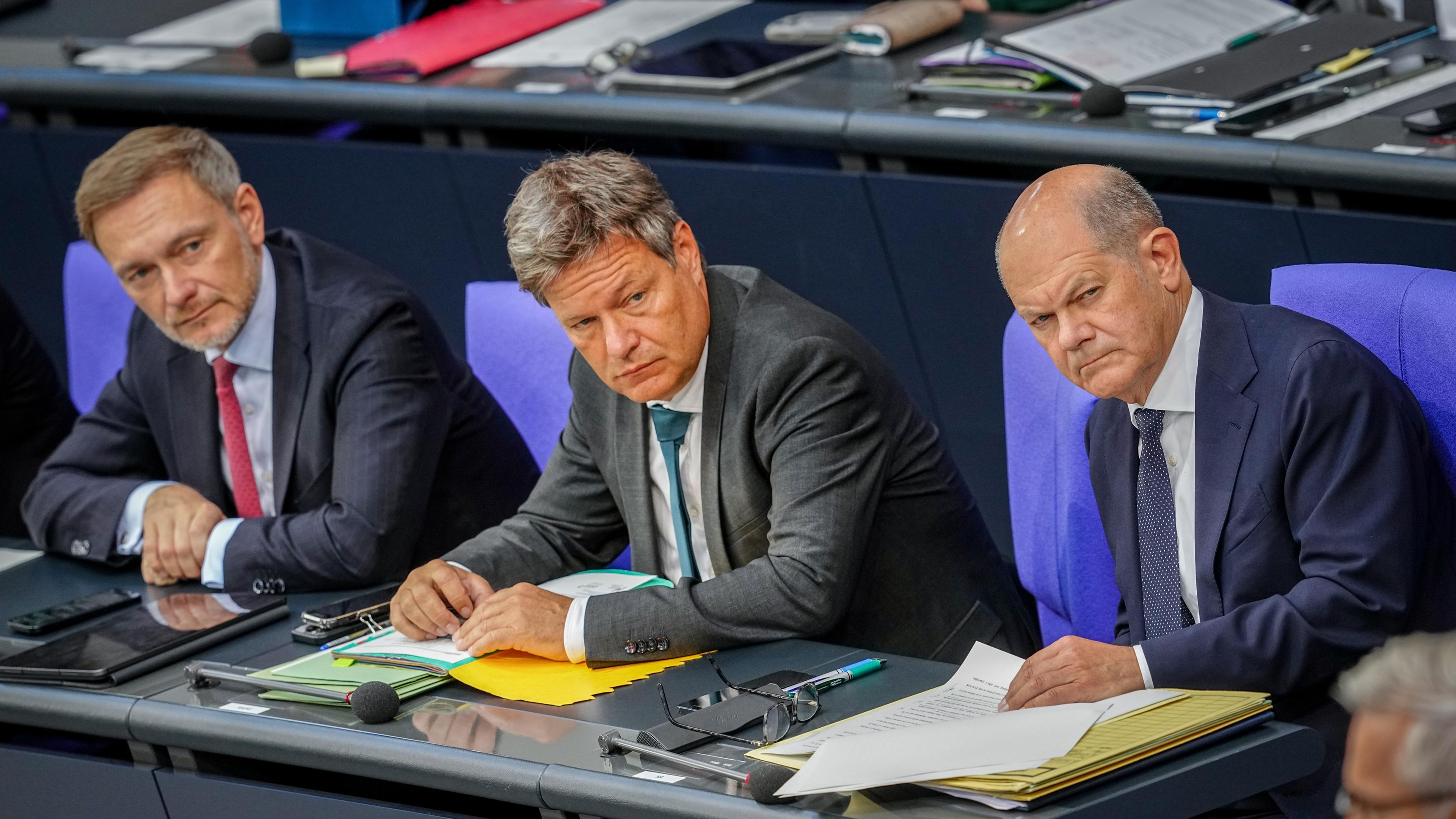 Christian Lindner, Robert Habeck und Olaf Scholz am 06.06.2024 im Bundestag.
