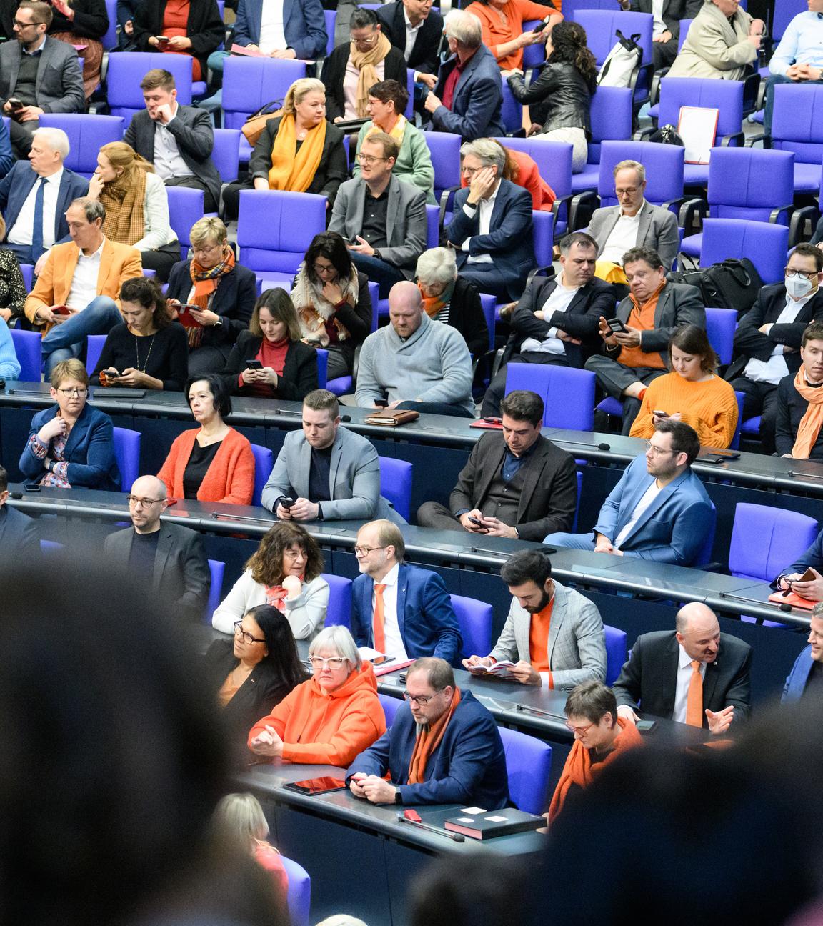 Abgeordnete sitzen im Bundestag in Berlin, aufgenommen am 25.11.2022