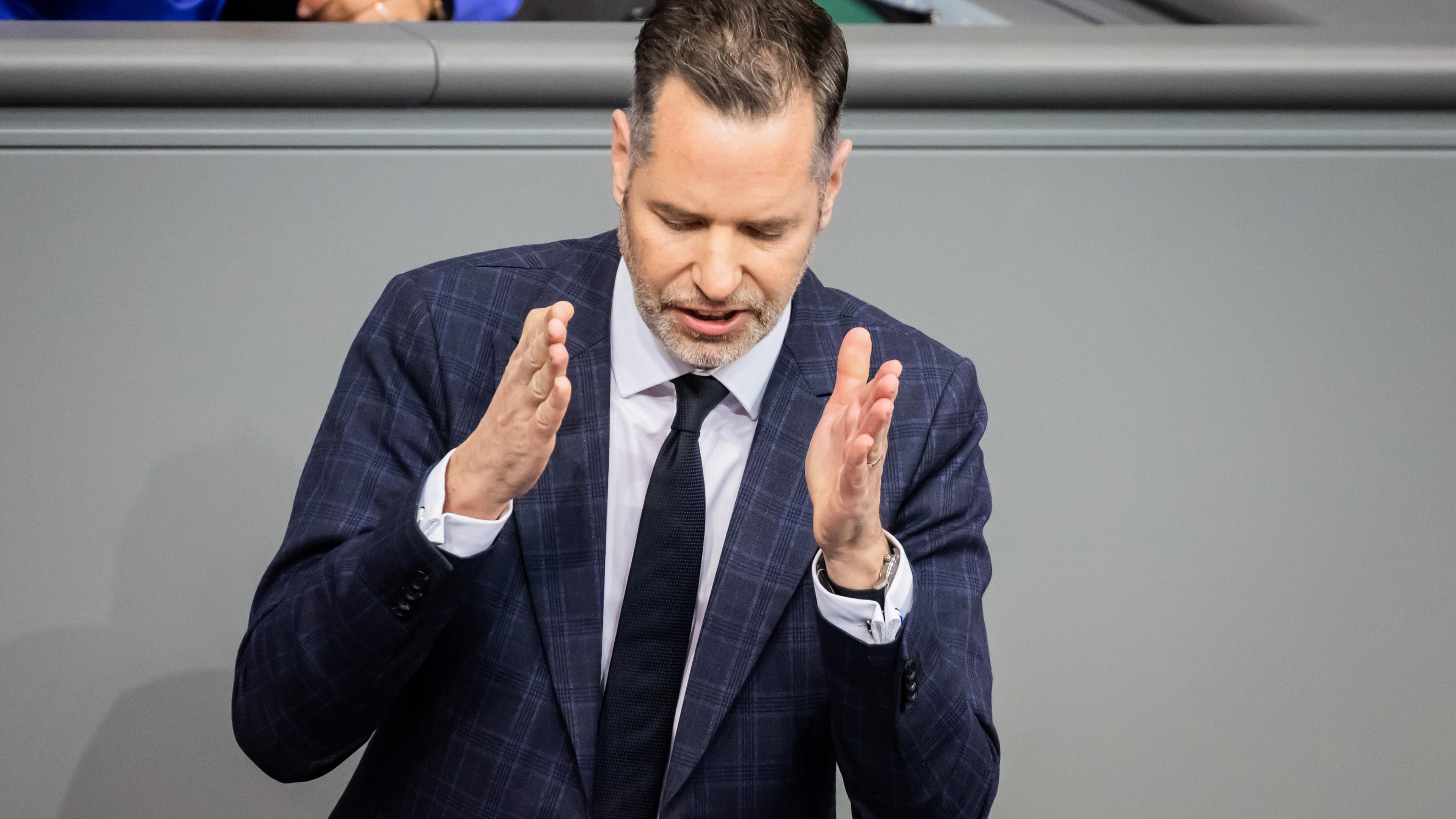 Berlin: Christian Dürr, Vorsitzender der FDP-Bundestagsfraktion, spricht im Plenum des Deutschen Bundestages bei einer Aktuellen Stunde zu einer möglichen Neuwahl.