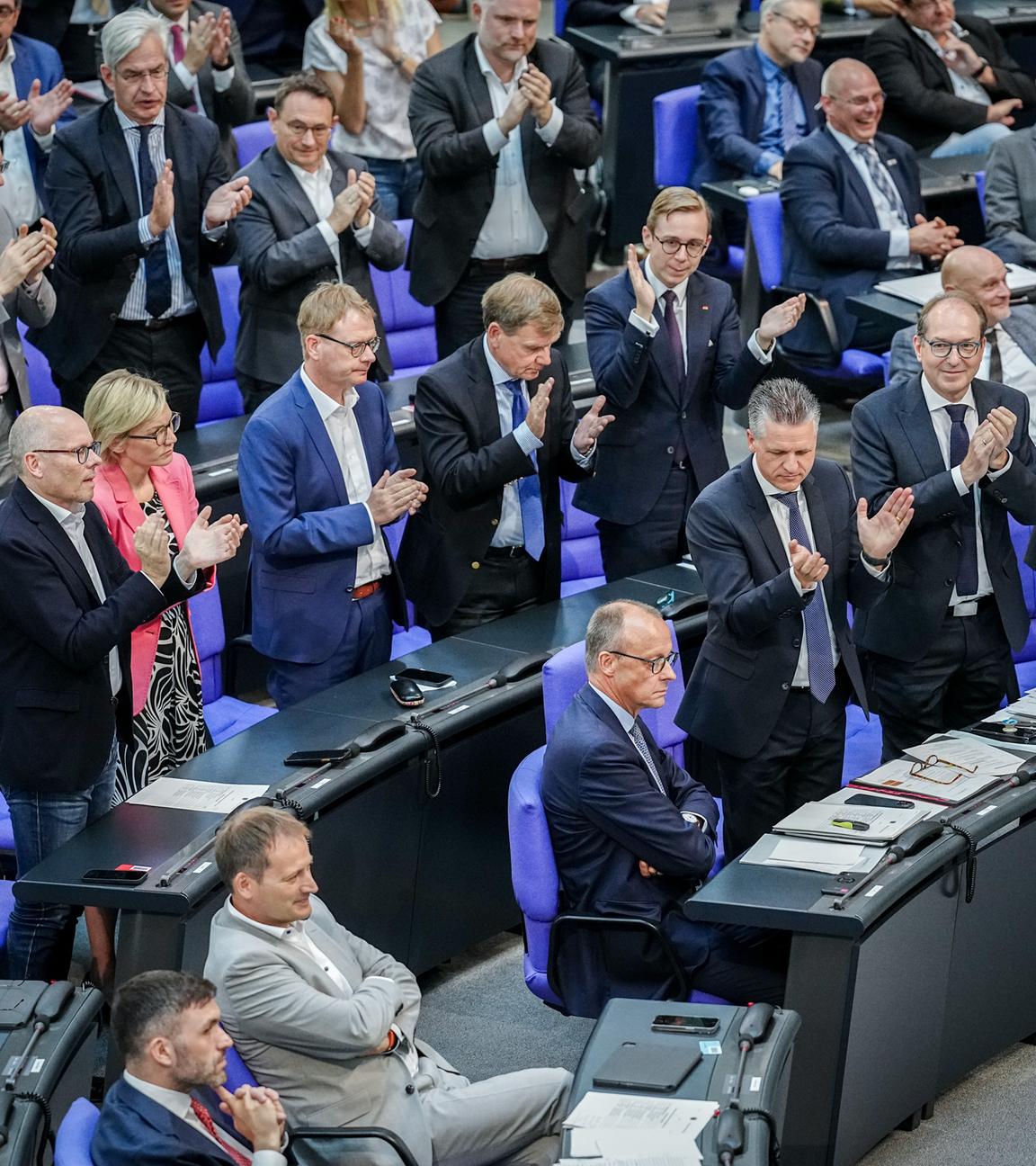 Friedrich Merz (CDU), CDU-Bundesvorsitzender und Unionsfraktionsvorsitzender, nimmt bei der Sitzung des Bundestags den Applaus seiner Fraktion entgegen.