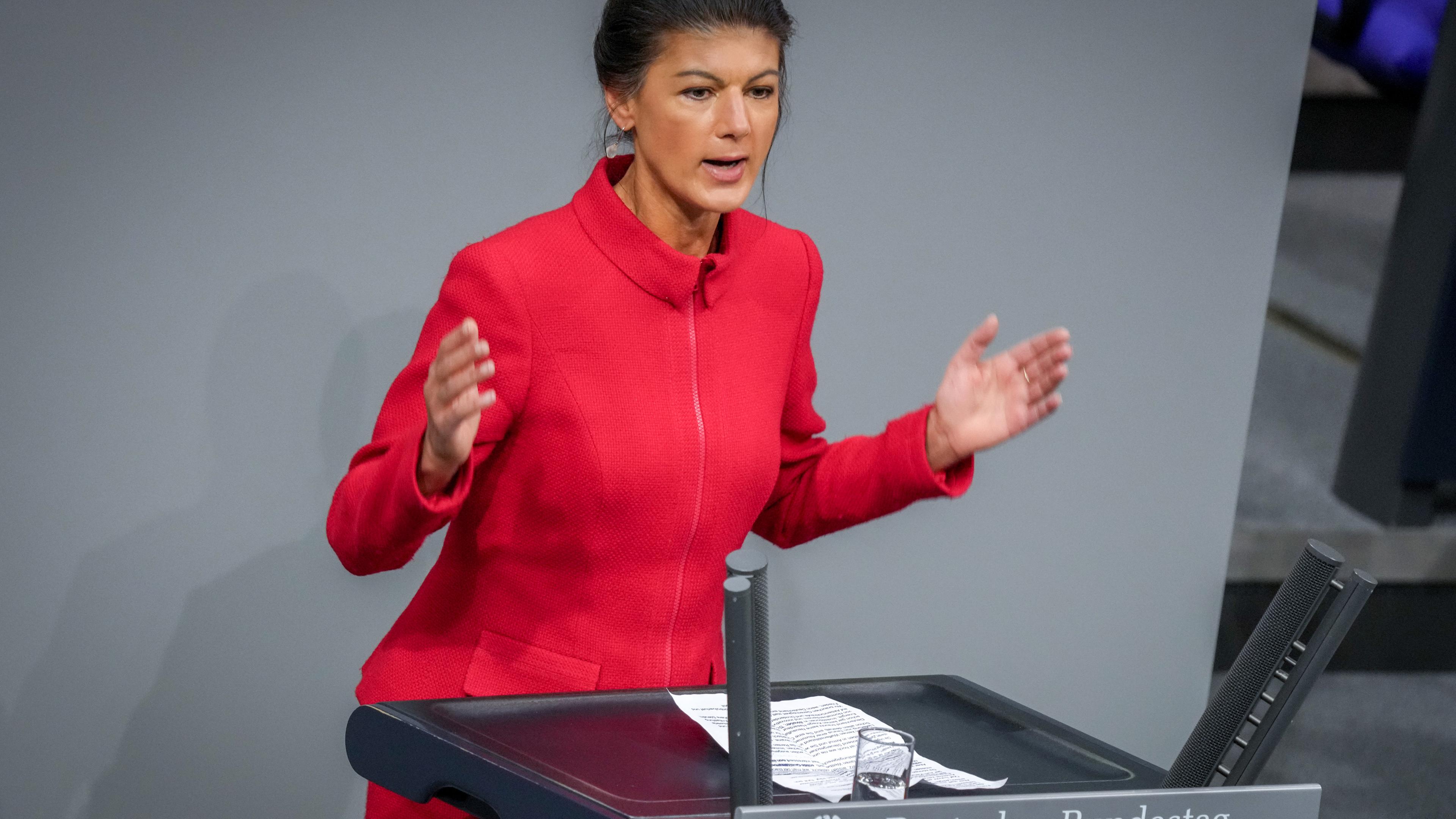 Berlin: Sahra Wagenknecht, Prarteivorsitzende vom Bündnis Sahra Wagenknecht (BSW) und Bundestagsabgeordnete, spricht bei der Sitzung des Bundestags nach der Regierungserklärung.