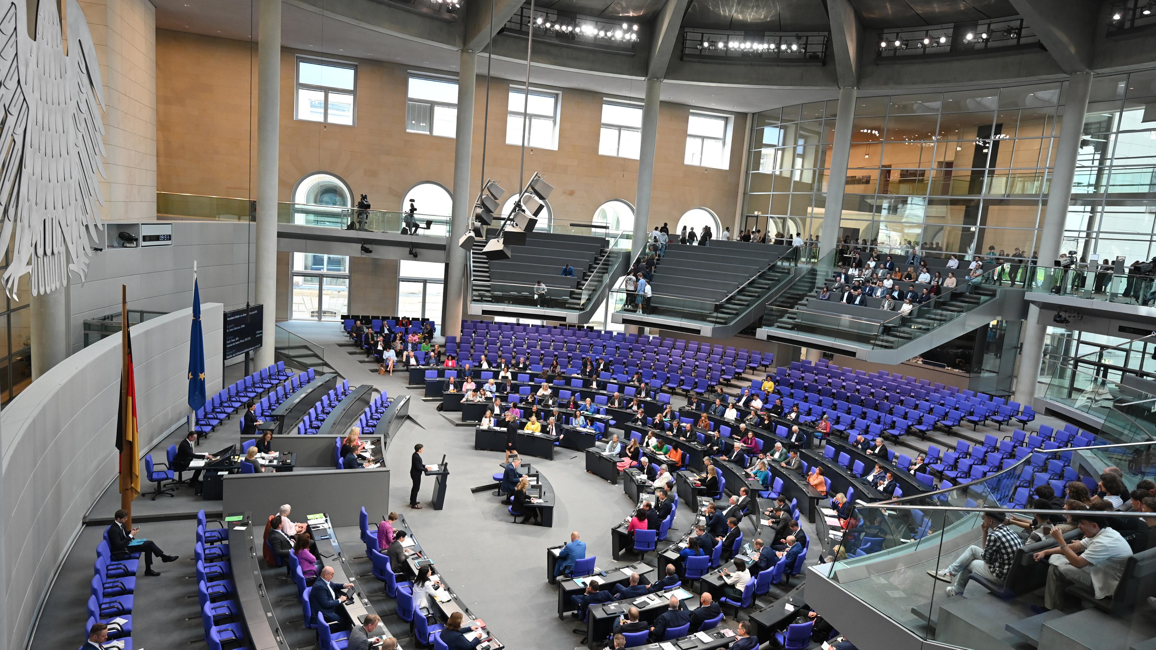 Berlin: Blick in das Plenum des Bundestags während der 173. Sitzung.