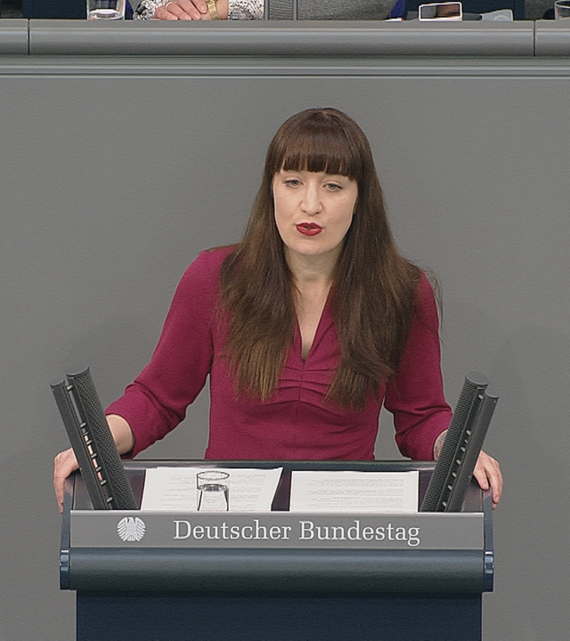 Heidi Reichinnek hält eine Rede im Bundestag.