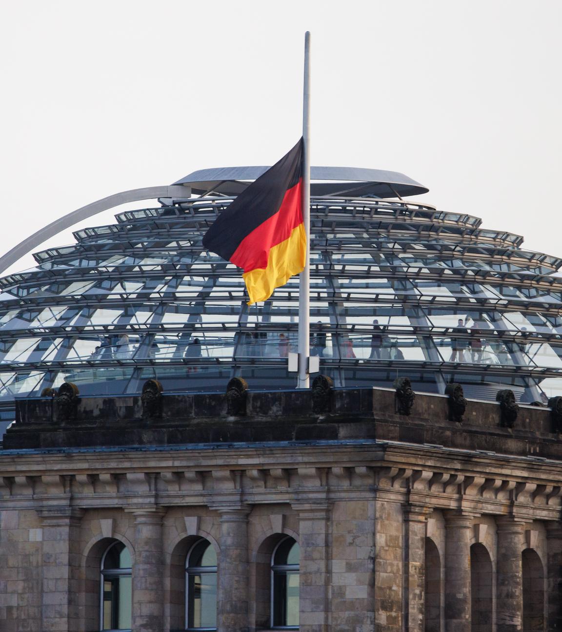 Flagge auf dem Reichstag auf Halbmast