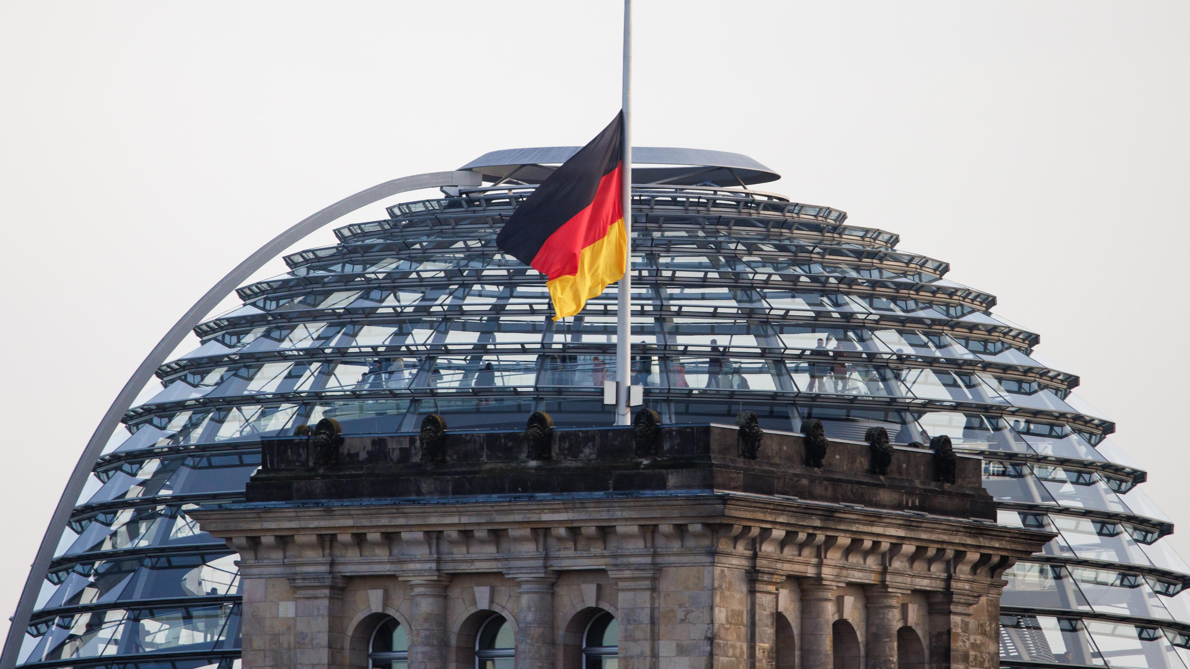 Flagge auf dem Reichstag auf Halbmast